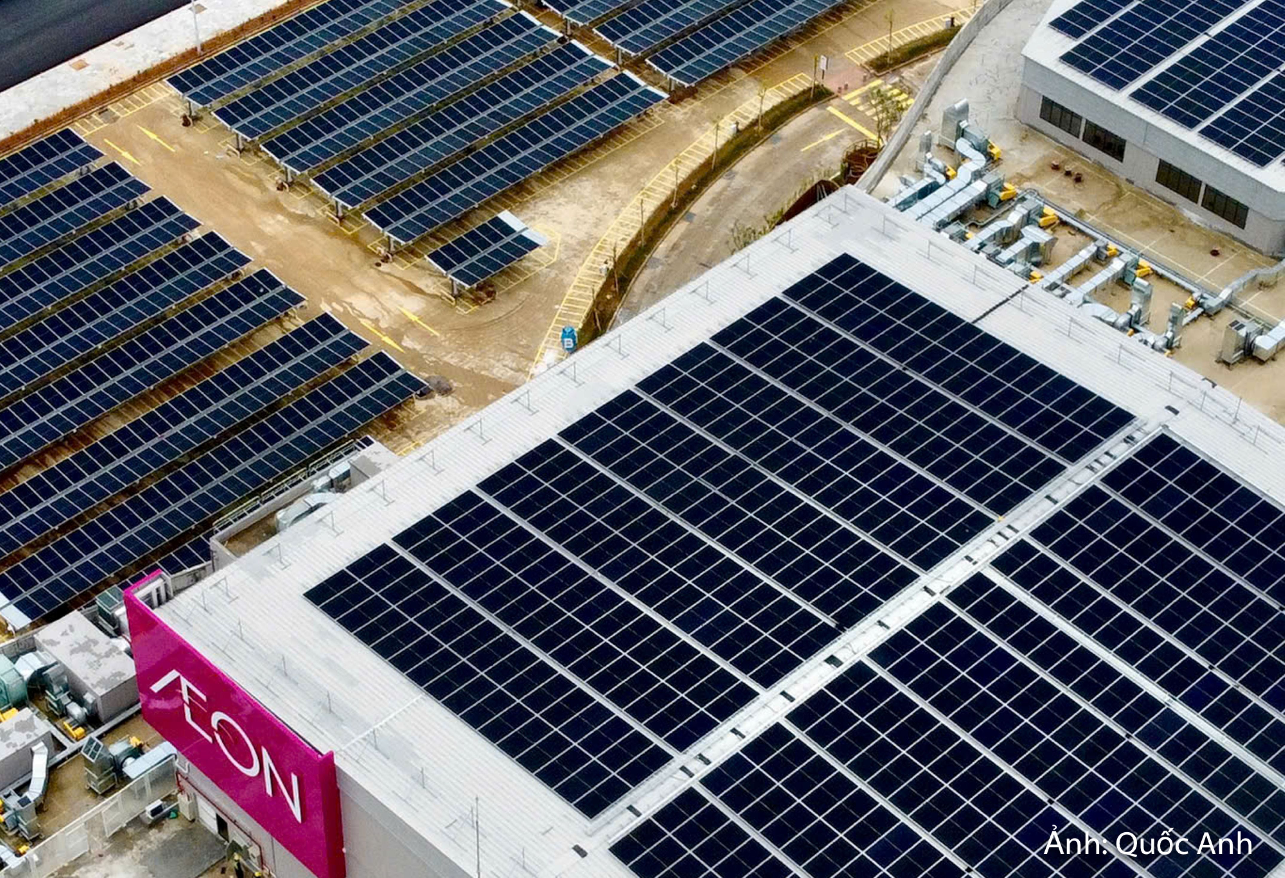 Việc đưa hệ thống điện mặt trời vào một trung tâm bán lẻ có quy mô hàng chục nghìn mét vuông cho thấy sự chú trọng tới bài toán sử dụng năng lượng trong quá trình vận hành. Với đặc thù là công trình thương mại lớn, hoạt động liên tục trong ngày và sử dụng nhiều hệ thống chiếu sáng, điều hòa, thang máy cùng các thiết bị phục vụ khách hàng, việc khai thác nguồn năng lượng tái tạo có thể góp phần tối ưu hóa nhu cầu sử dụng điện.