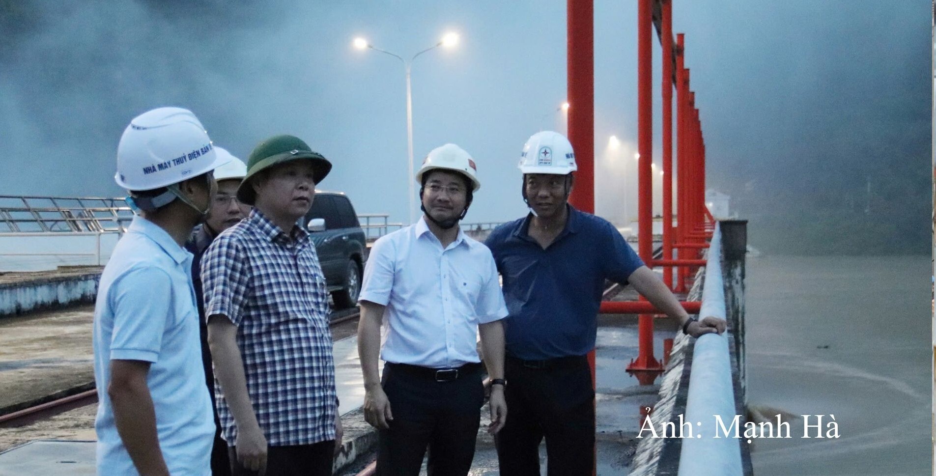 Lãnh đạo Cục Kỹ thuật an toàn và Môi trường công nghiệp, Bộ Công Thương kiểm tra công tác phòng chống thiên tai, đảm bảo an toàn hồ đập trước mùa mưa bão tại Thủy điện Bản Vẽ.