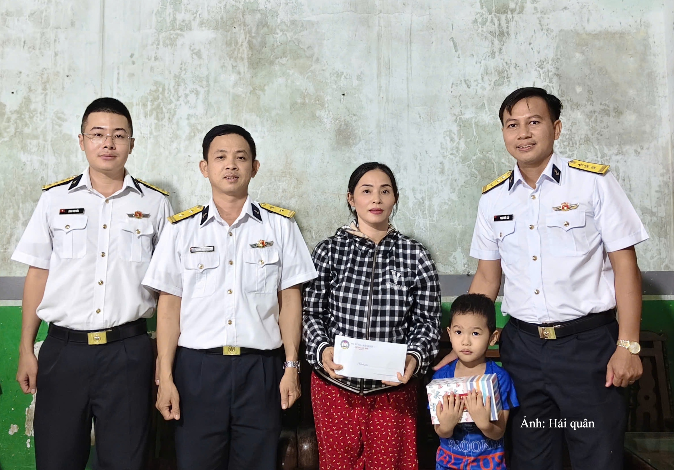 Thăm tặng quà Trung thu cho các cháu thiếu nhi.