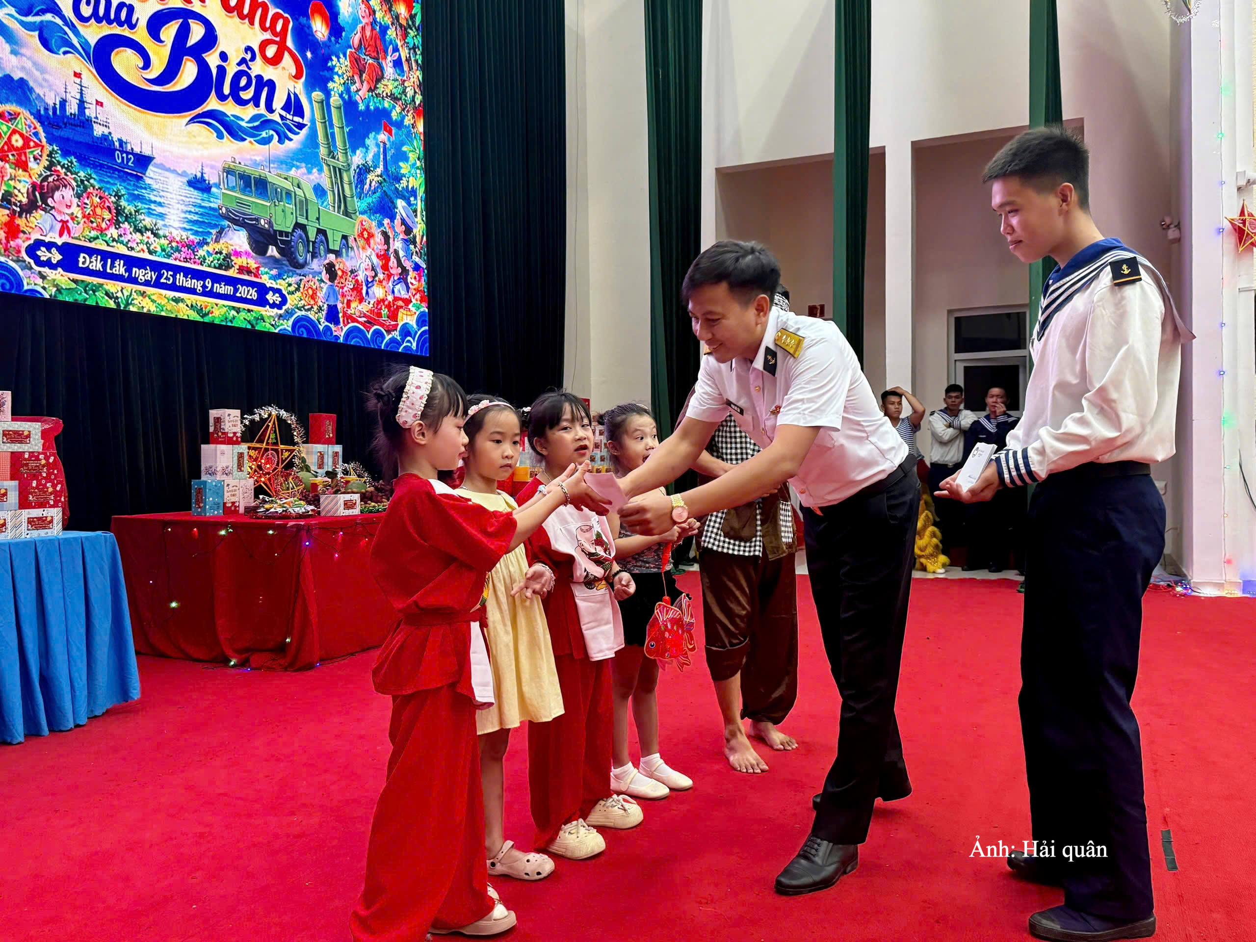 Thượng tá Phạm Đức Cần - Phó Chính ủy Lữ đoàn trao học bổng cho các học sinh học giỏi.