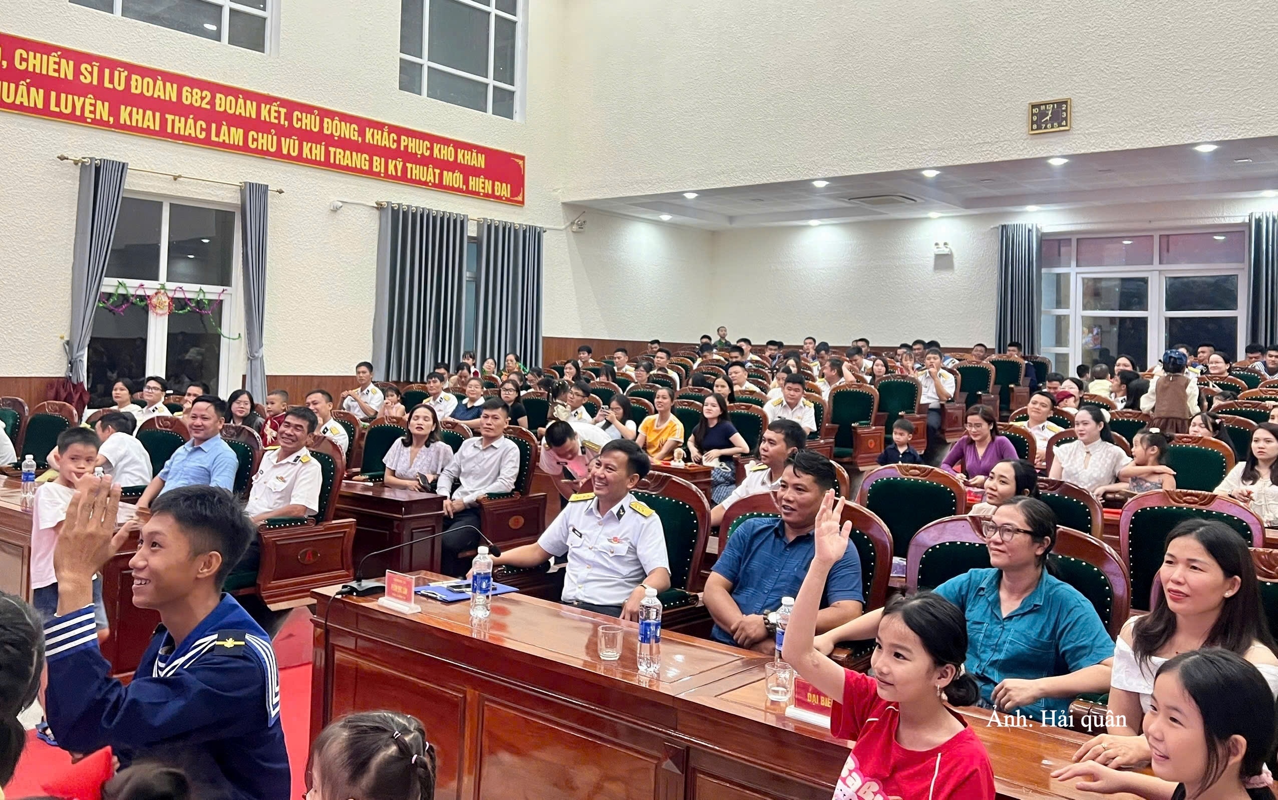 Không khí vui tươi, rộn ràng trong chương trình.
