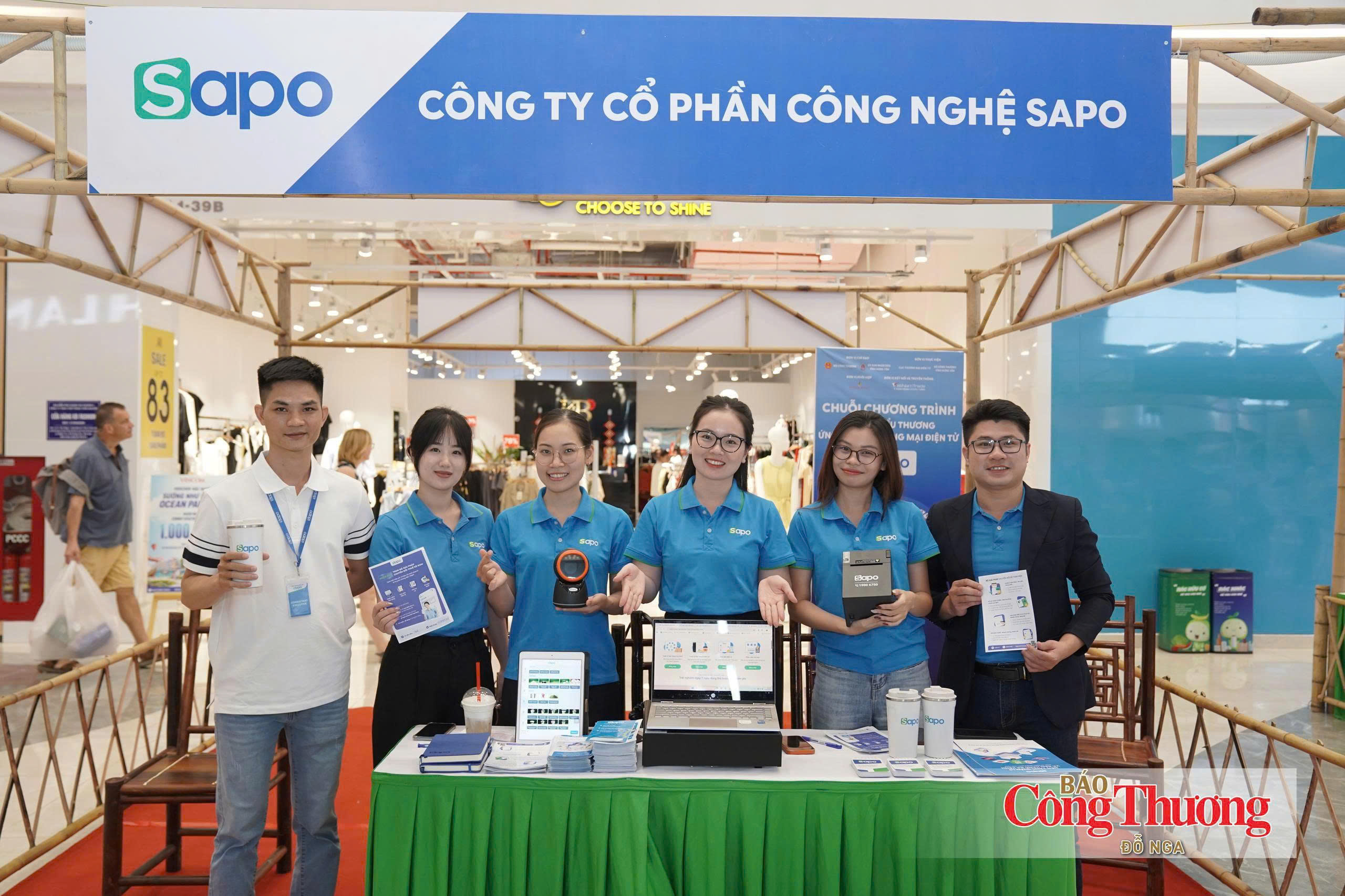 Nhân viên Công ty Cổ phần Công nghệ Sapo giới thiệu các giải pháp công nghệ công ty đang áp dụng hỗ trợ tiểu thương tại các chợ truyền thống.