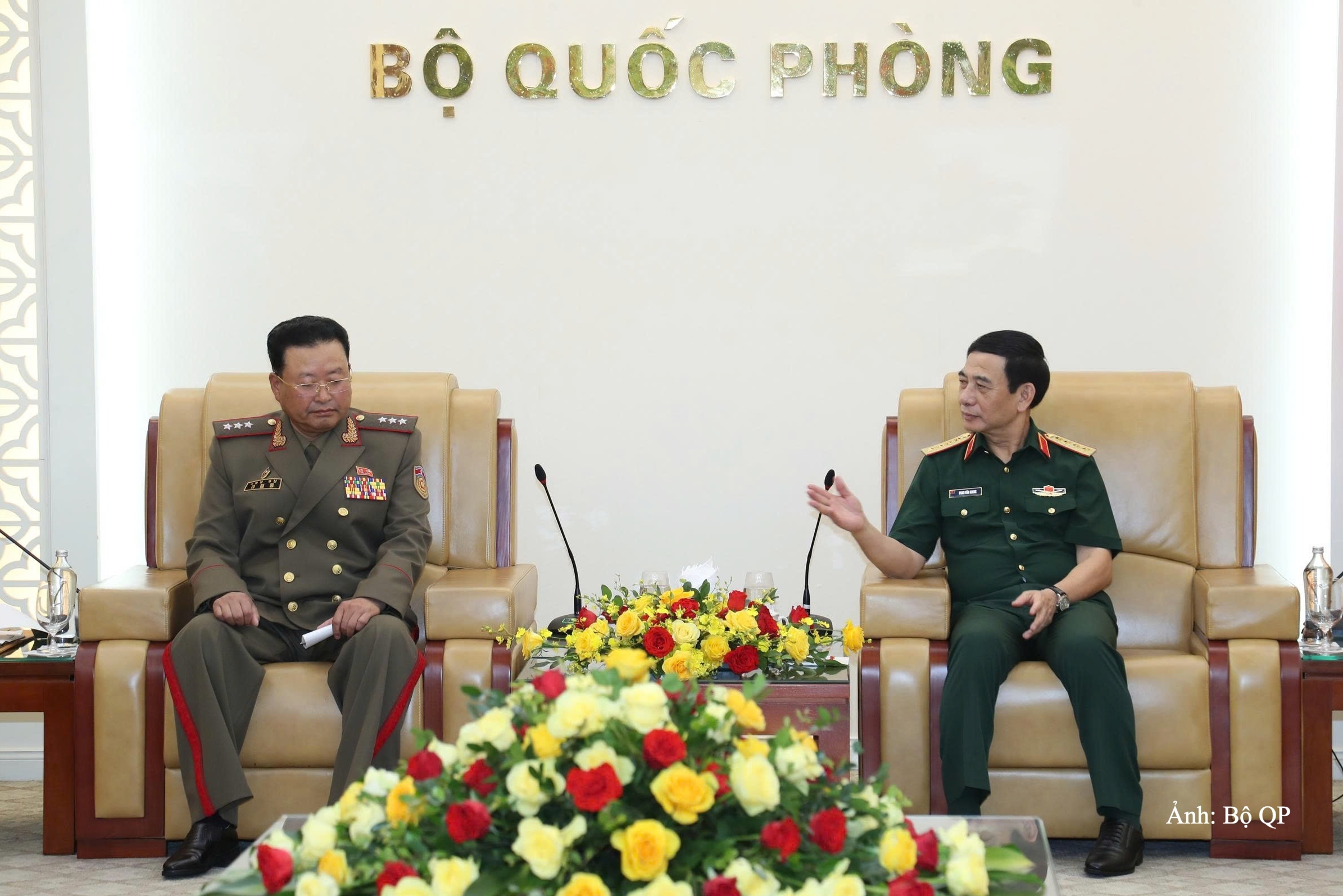 Đại tướng Phan Văn Giang tiếp Thượng tướng Ryo Chol Ung.
