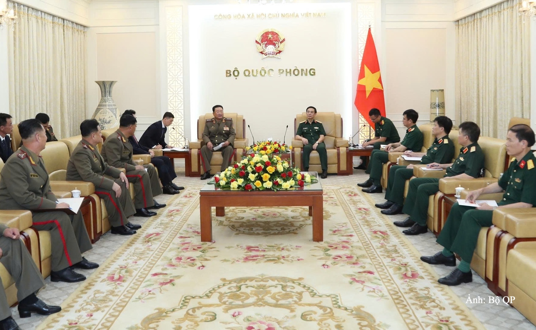 Đại tướng Phan Văn Giang và Thượng tướng Ryo Chol Ung chụp ảnh cùng các đại biểu.