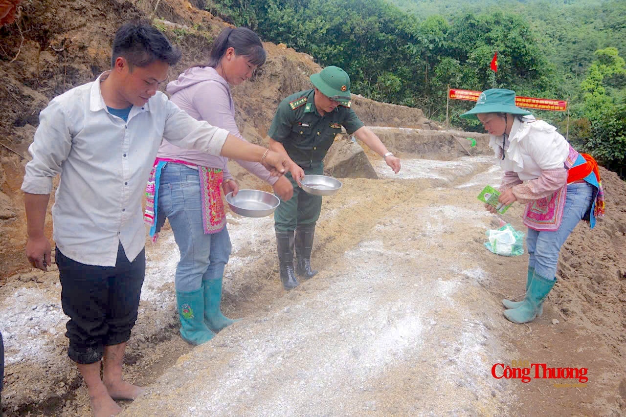 Đại tá Trương Minh Đức, Chỉ huy trưởng Ban Chỉ huy Bộ đội Biên phòng tỉnh Lai Châu cùng bà con gieo những luống rau đầu tiên tại bản Ngài Thầu.