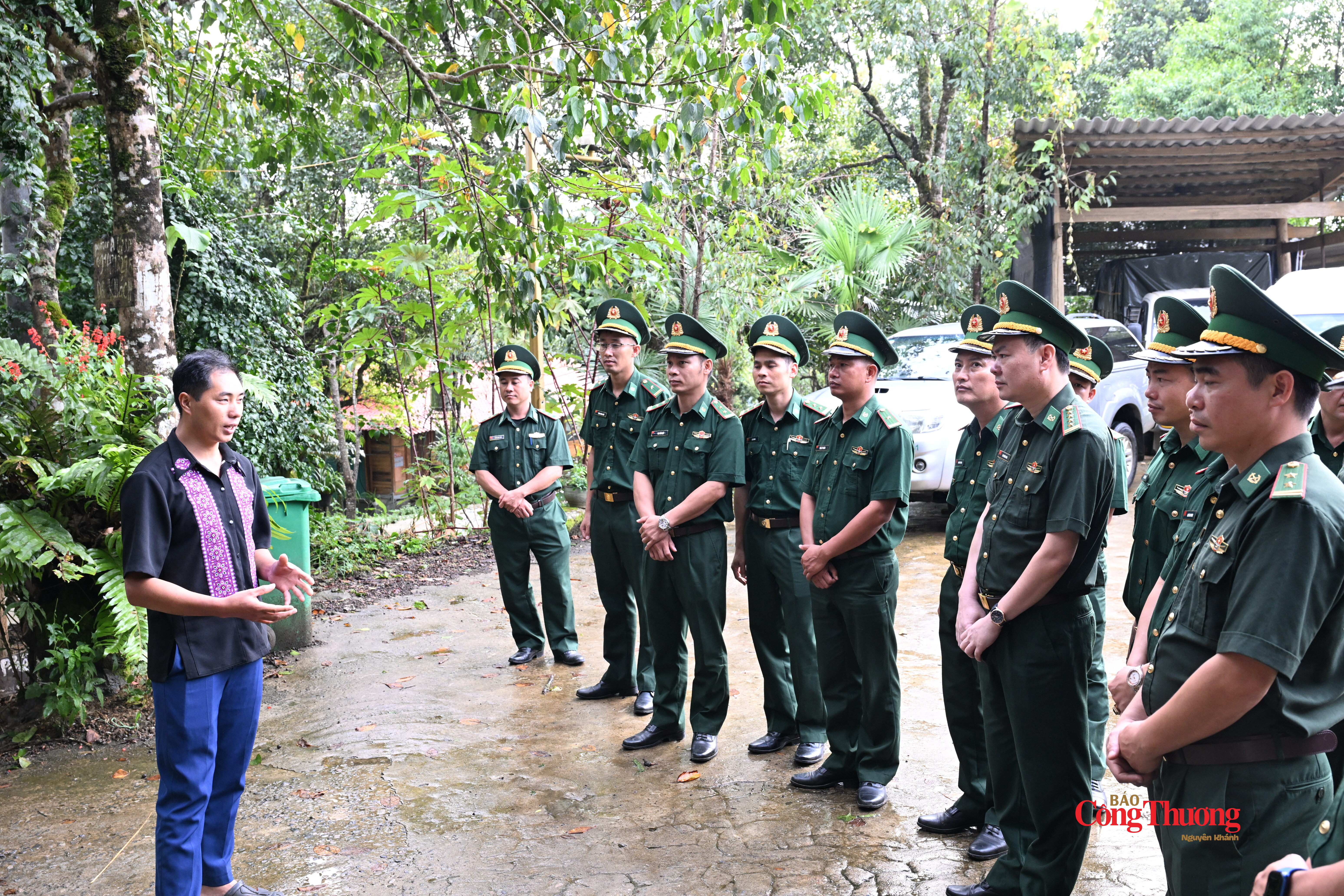 Ban Chỉ huy Bộ đội Biên phòng tỉnh Lai Châu cùng chỉ huy các đồn trao đổi với ông Vàng A Tủa, dân tộc Mông, Bí thư Chi bộ bản Sin Suối Hồ - người tiên phong, gương mẫu trong vận động bà con phát triển kinh tế.