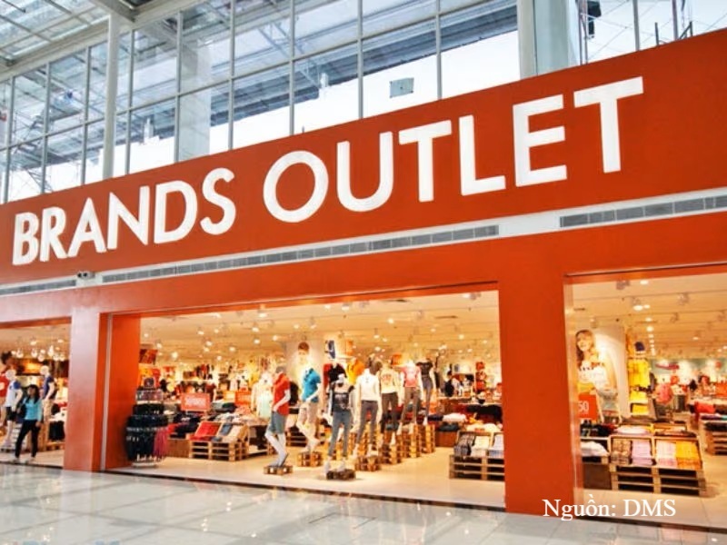 Trung tâm outlet đô thị hoặc ngoại vi có diện tích từ 5.000 - 25.000 mét vuông, tập trung các thương hiệu phổ thông, thời trang, thể thao nhằm phục vụ nhu cầu mua sắm thường xuyên của người dân