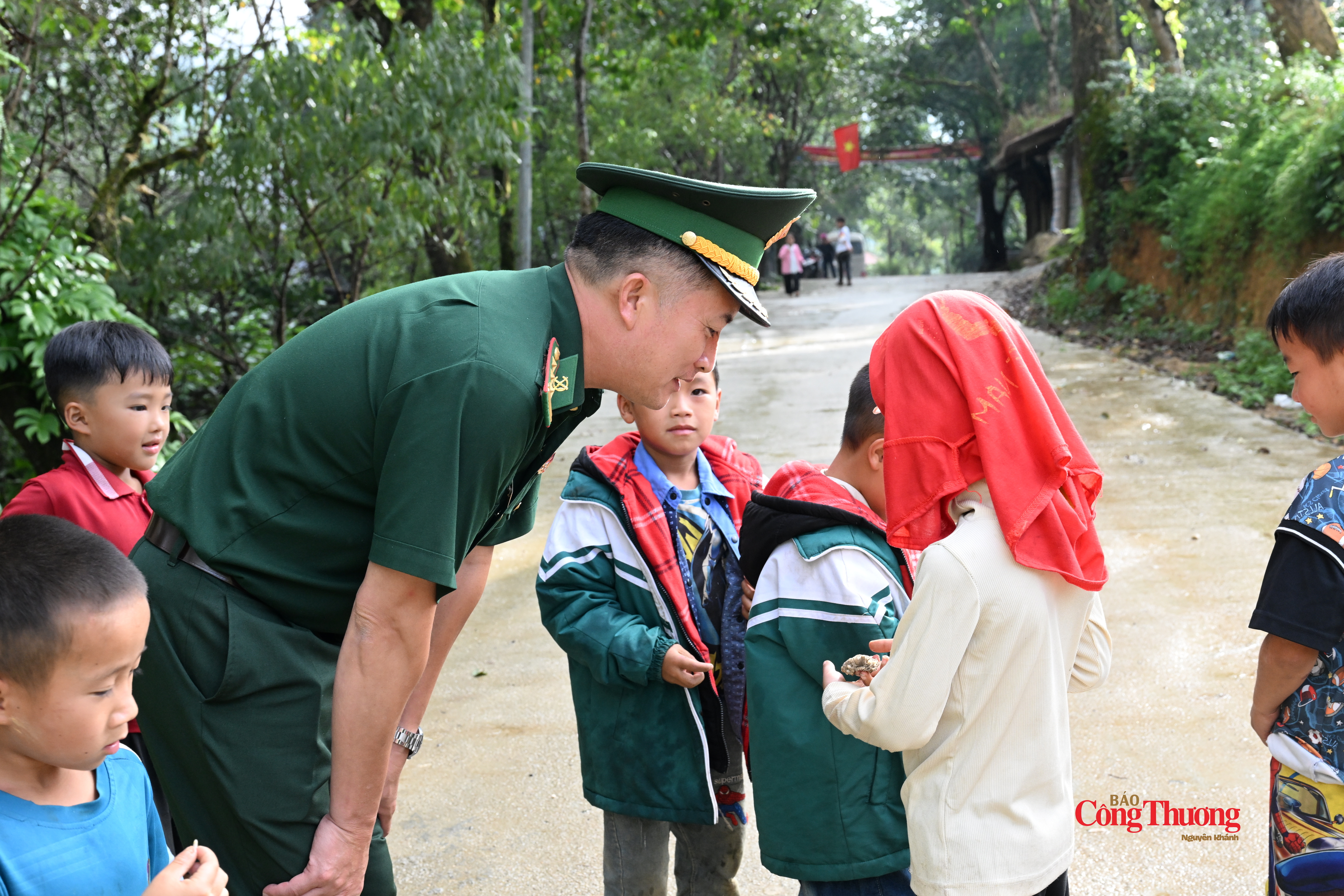 Thượng tá Nguyễn Đức Hùng, Chính trị viên Đồn Biên phòng Huổi Luông trò chuyện cùng các em học sinh bản Sin Suối Hồ, với mong muốn các em sẽ được chăm lo đủ đầy.