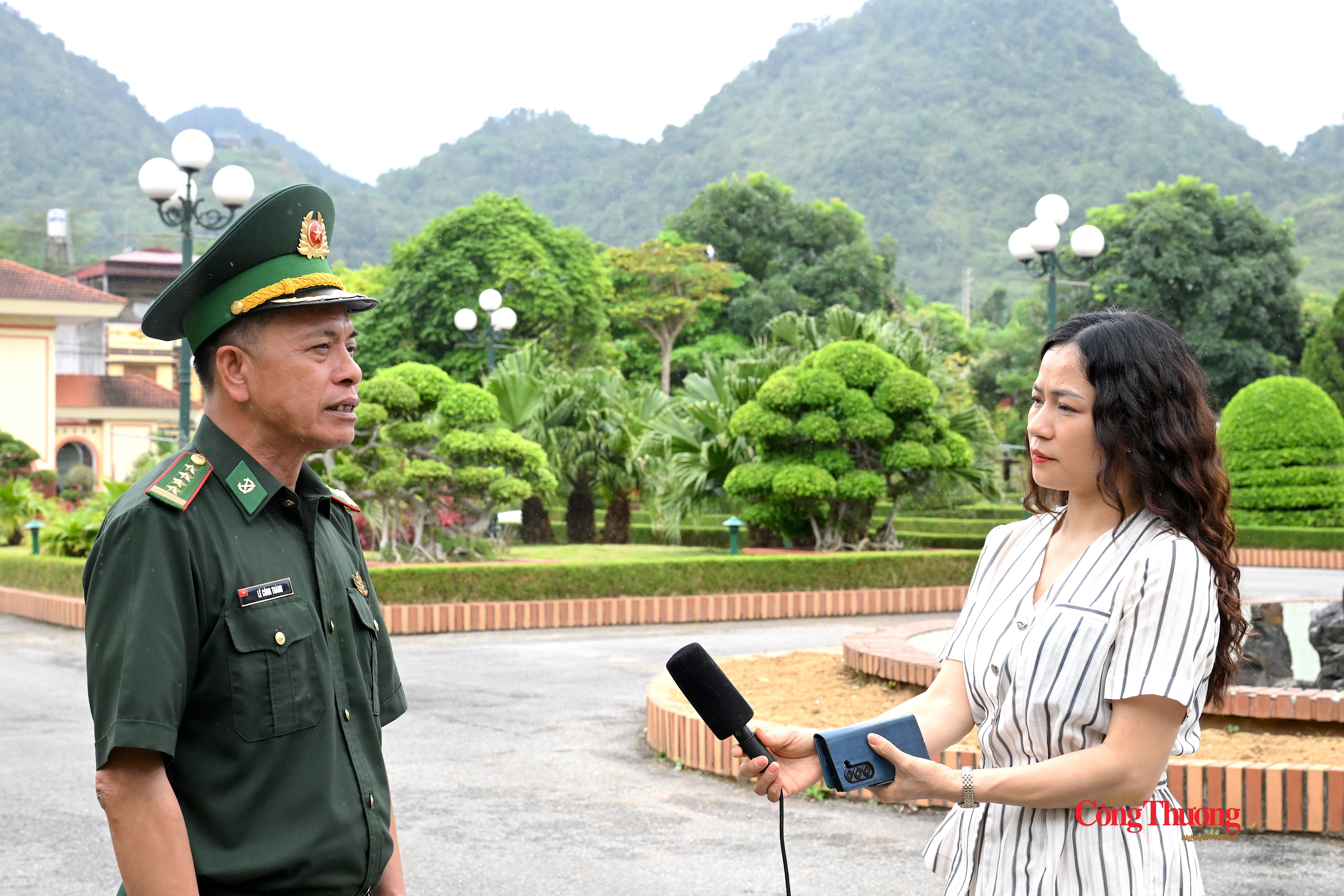 Đại tá Lê Công Thành, Phó Chính ủy Ban Chỉ huy Bộ đội Biên phòng tỉnh Lai Châu trao đổi với phóng viên Báo Công Thương.