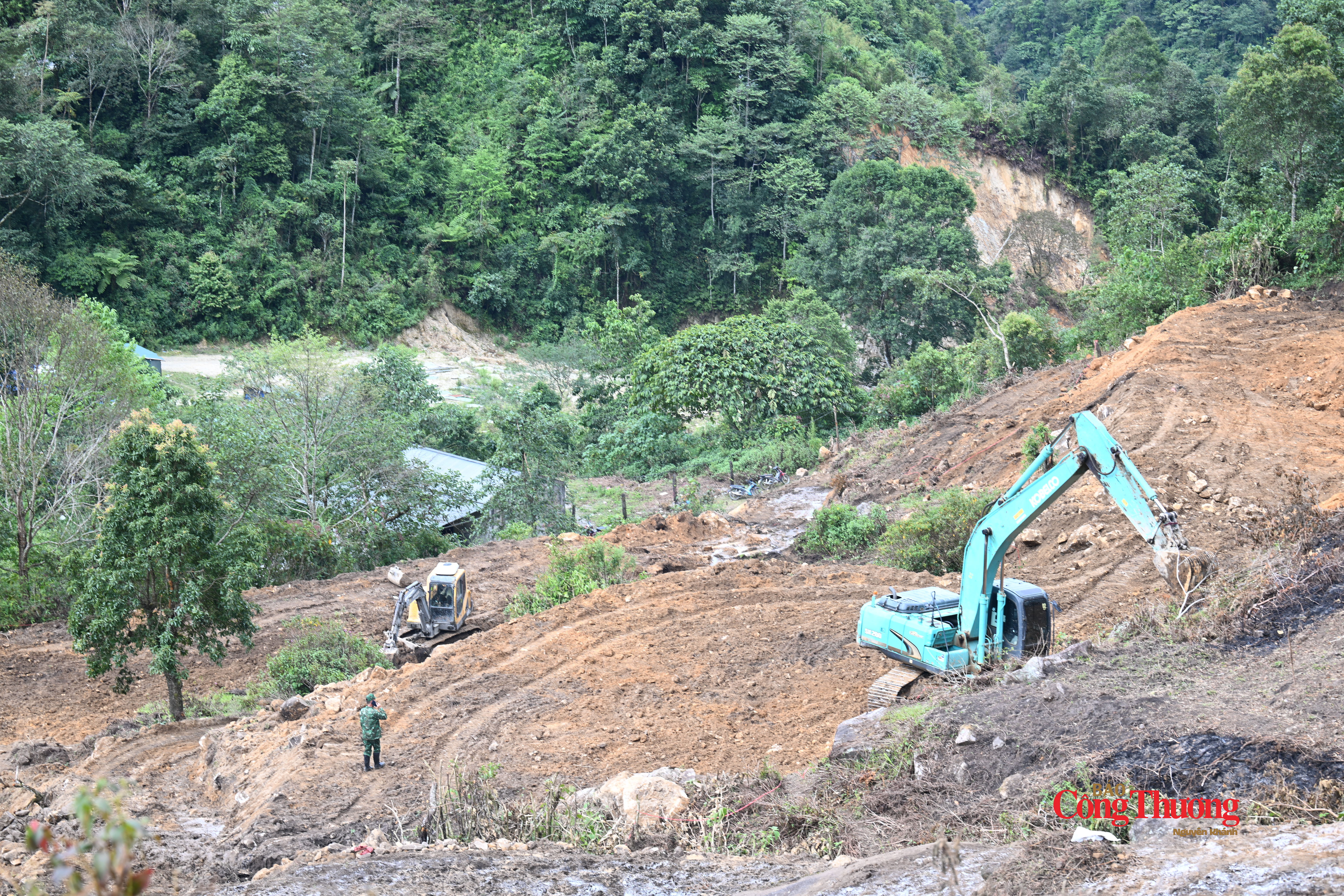 Khu vực trồng rau tập trung khoảng 2 ha đang được san gạt mở rộng.