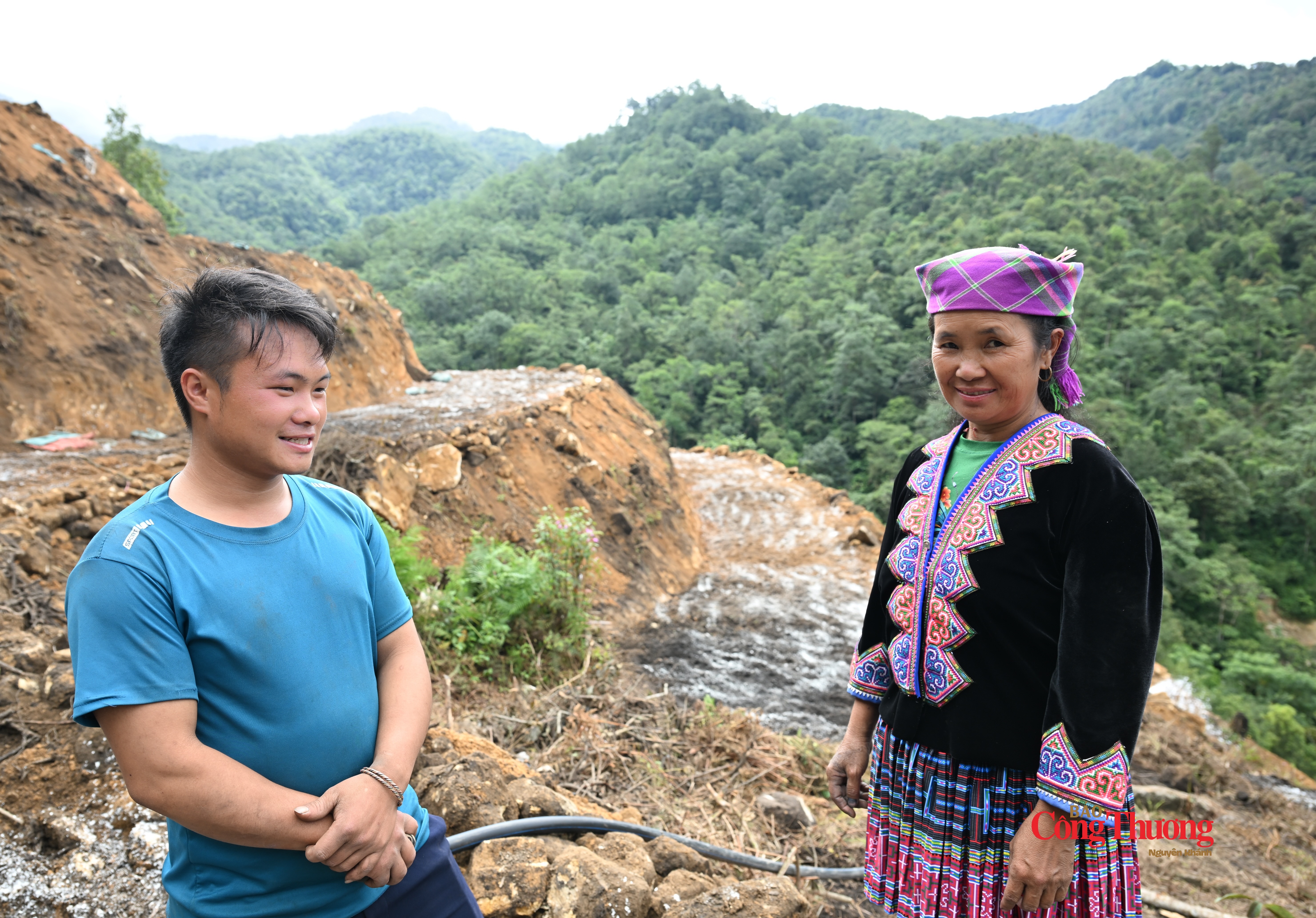 Bà Lý Thị Dở và chàng trai Mông 23 tuổi Vàng A Lìn chia sẻ với phóng viên Báo Công Thương tại khu vực san gạt trồng rau ở bản Ngài Thầu.