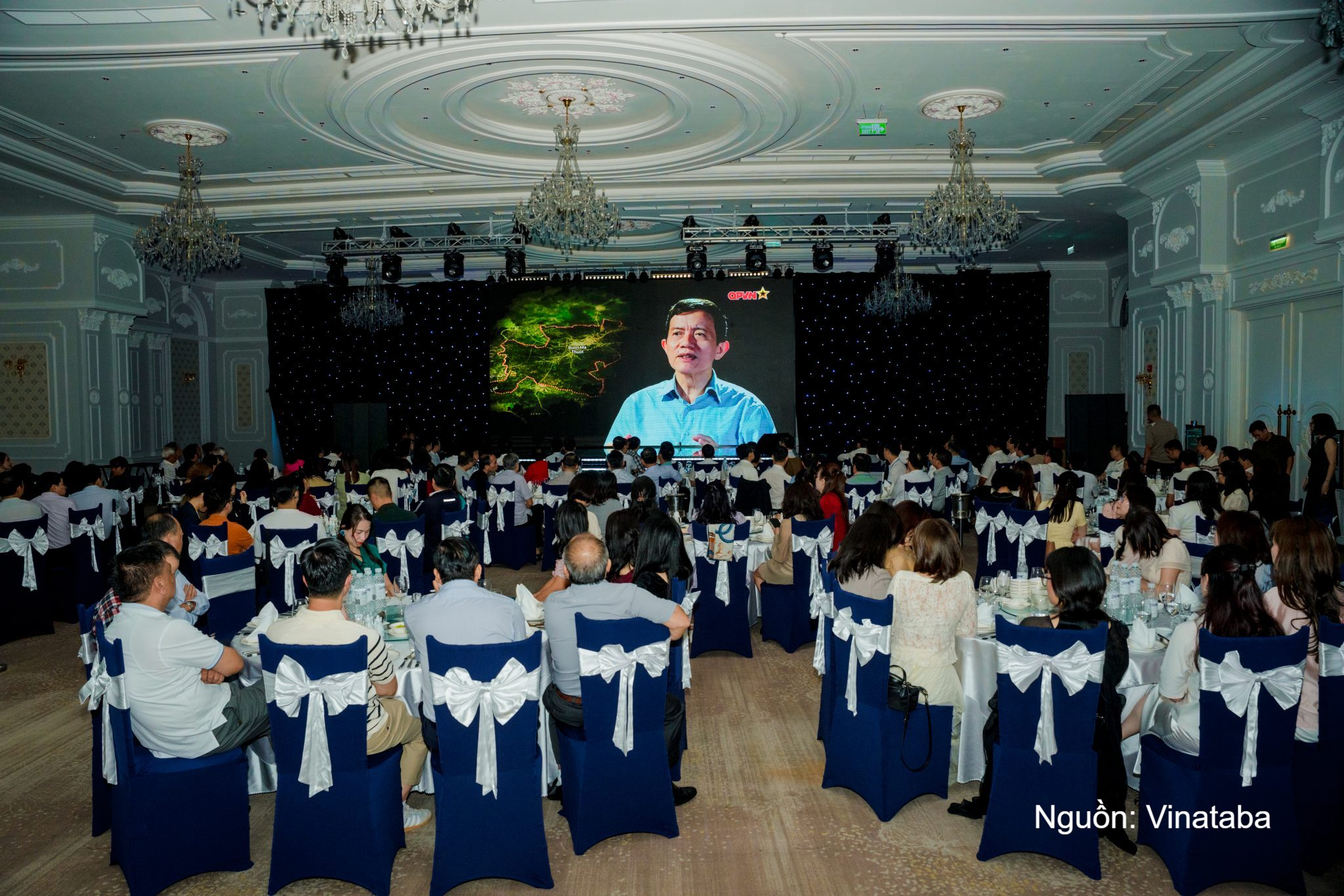 Đây là dịp để những cán bộ, đảng viên đến từ các phòng ban, bộ phận Tổng công ty và đại diện các đơn vị thành viên cùng gặp gỡ, sẻ chia và thêm gắn bó.