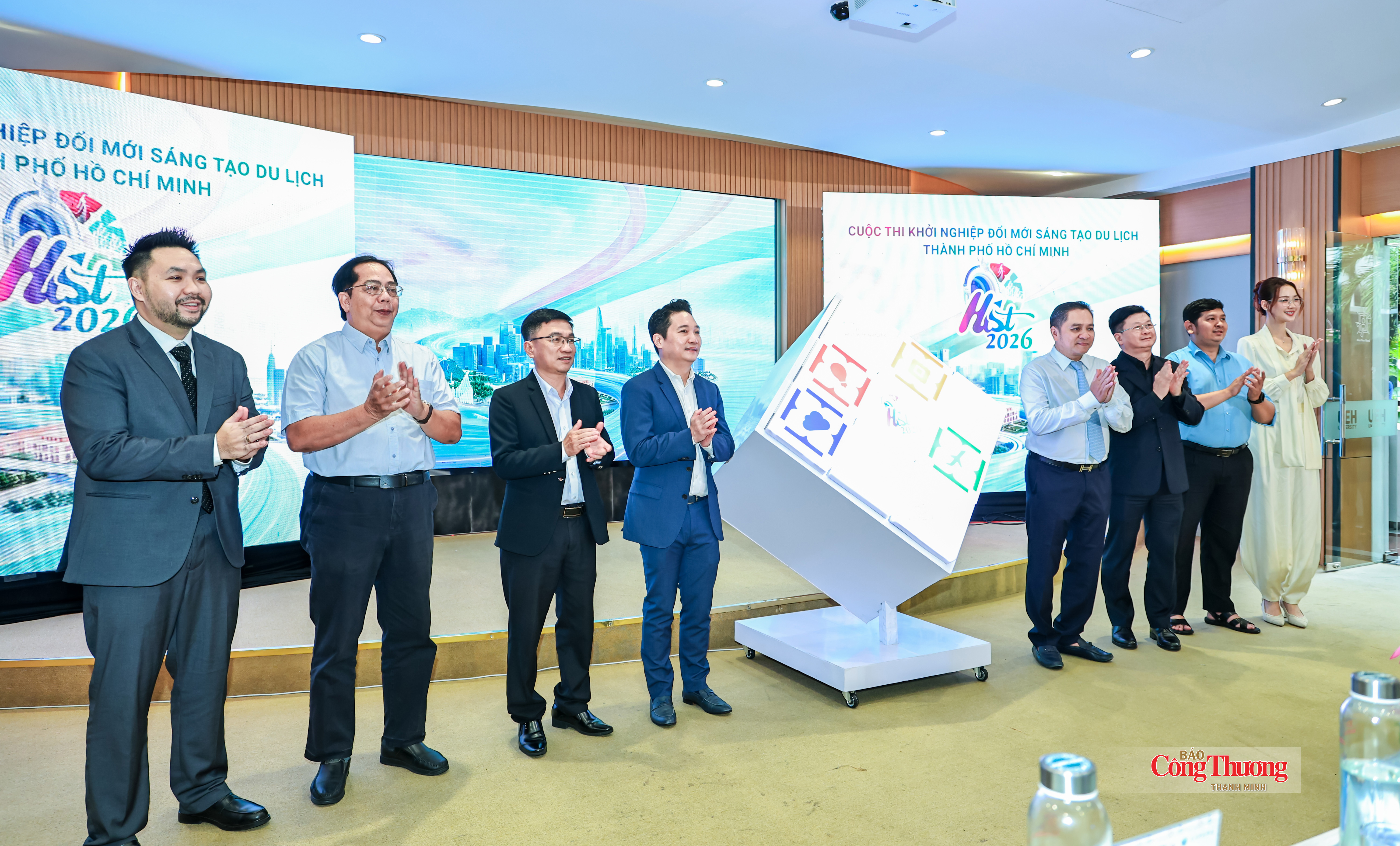 Lãnh đạo Sở Du lịch TP. Hồ Chí Minh và các đại biểu thực hiện nghi thức phát động cuộc thi.