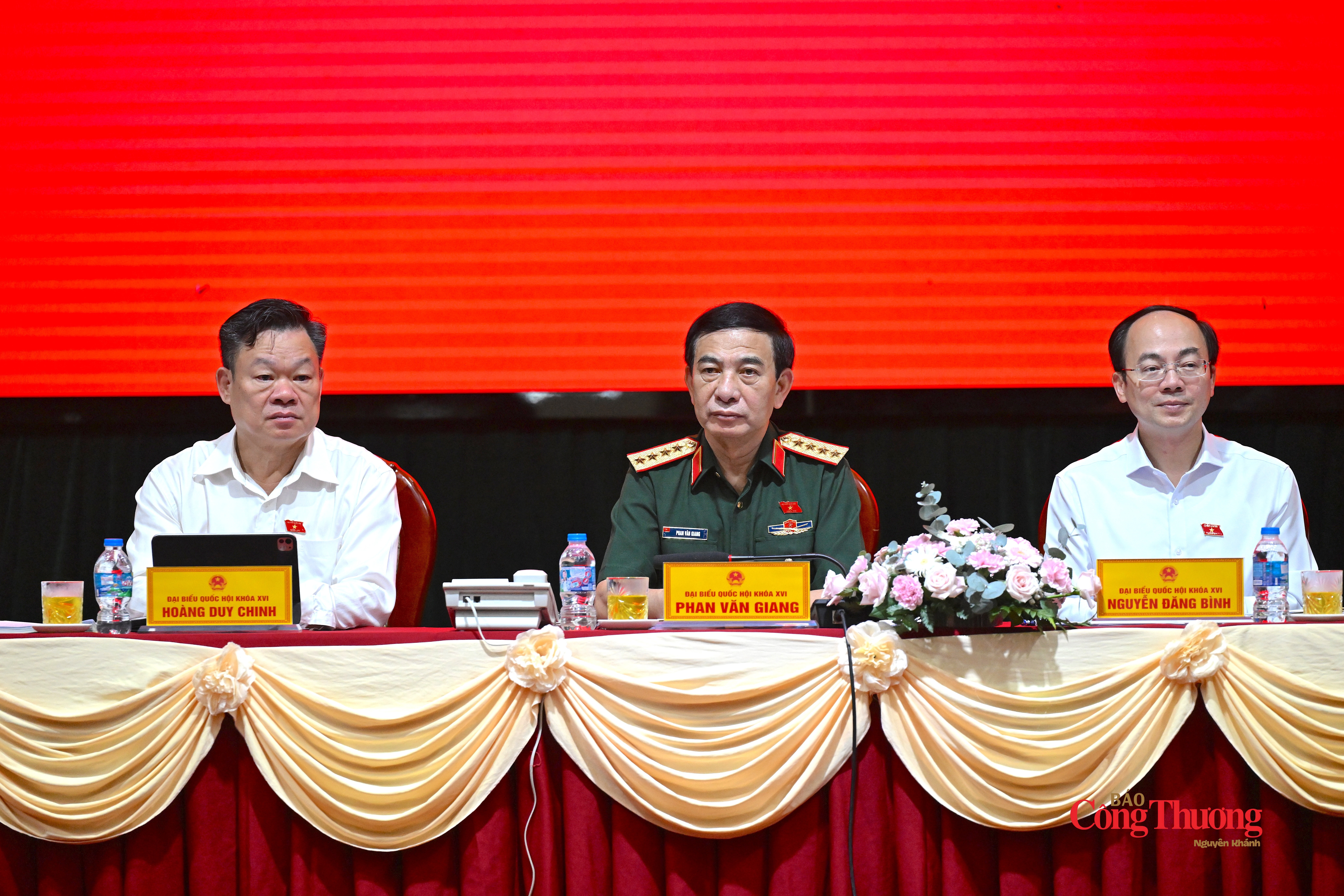 Phó Thủ tướng Chính phủ Phan Văn Giang và đoàn Đại biểu Quốc hội tỉnh Thái Nguyên tại hội nghị.