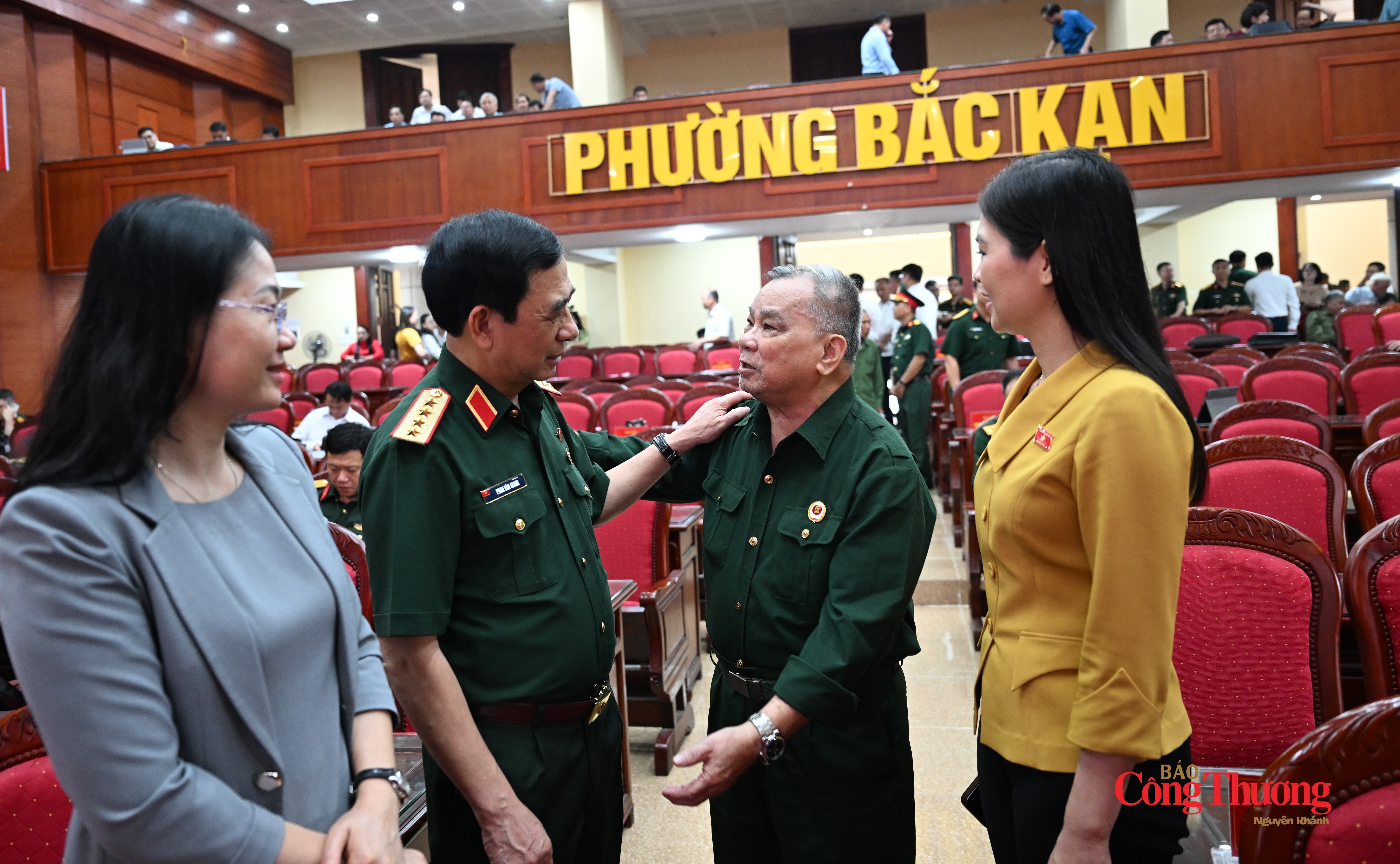 Phó Thủ tướng Chính phủ Phan Văn Giang trò chuyện cùng cử tri tại hội nghị.