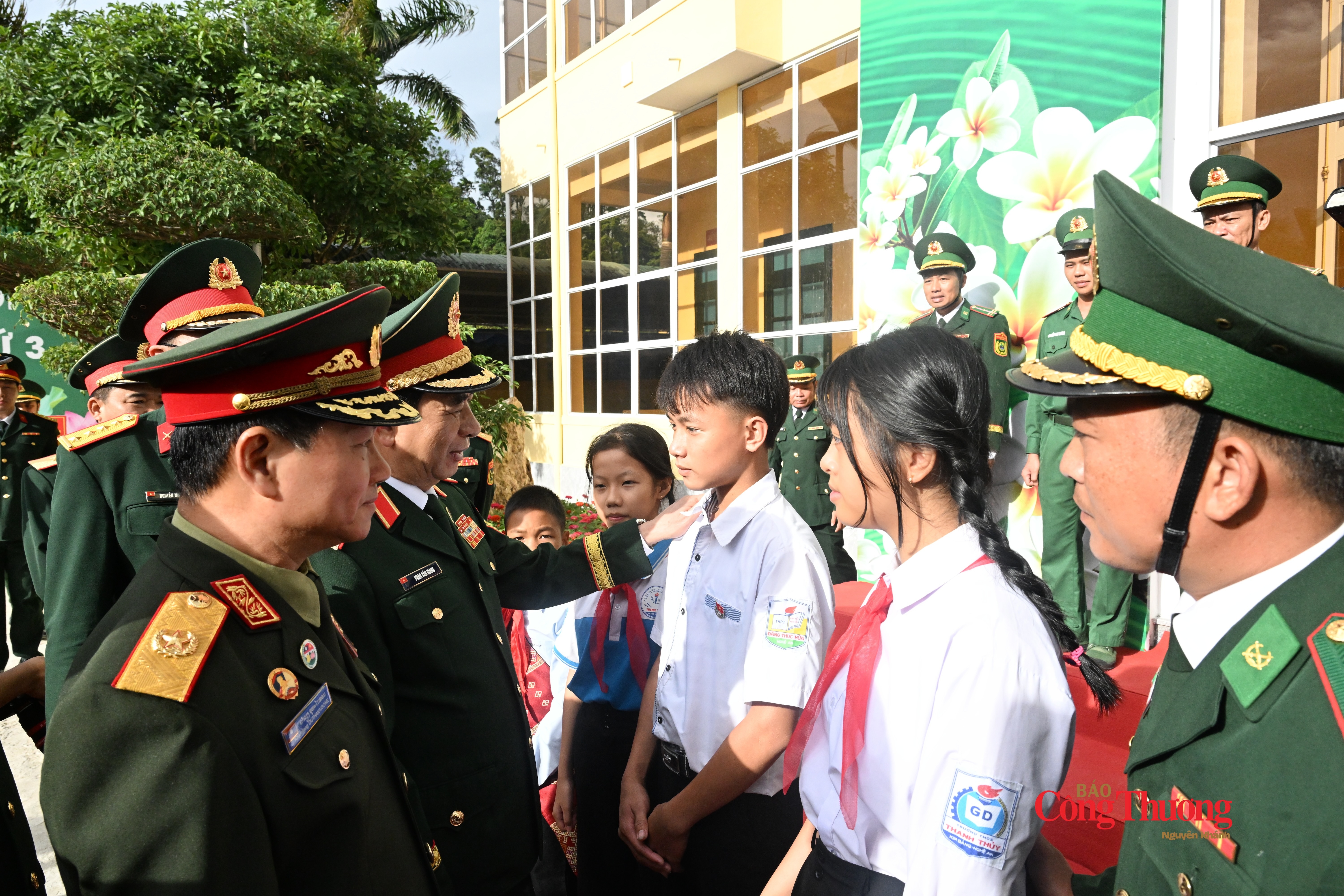Phó Thủ tướng, Bộ trưởng Bộ Quốc phòng hai nước Việt Nam - Lào thăm hỏi, động viên các cháu là con nuôi Đồn Biên phòng Cửa khẩu Thanh Thủy.