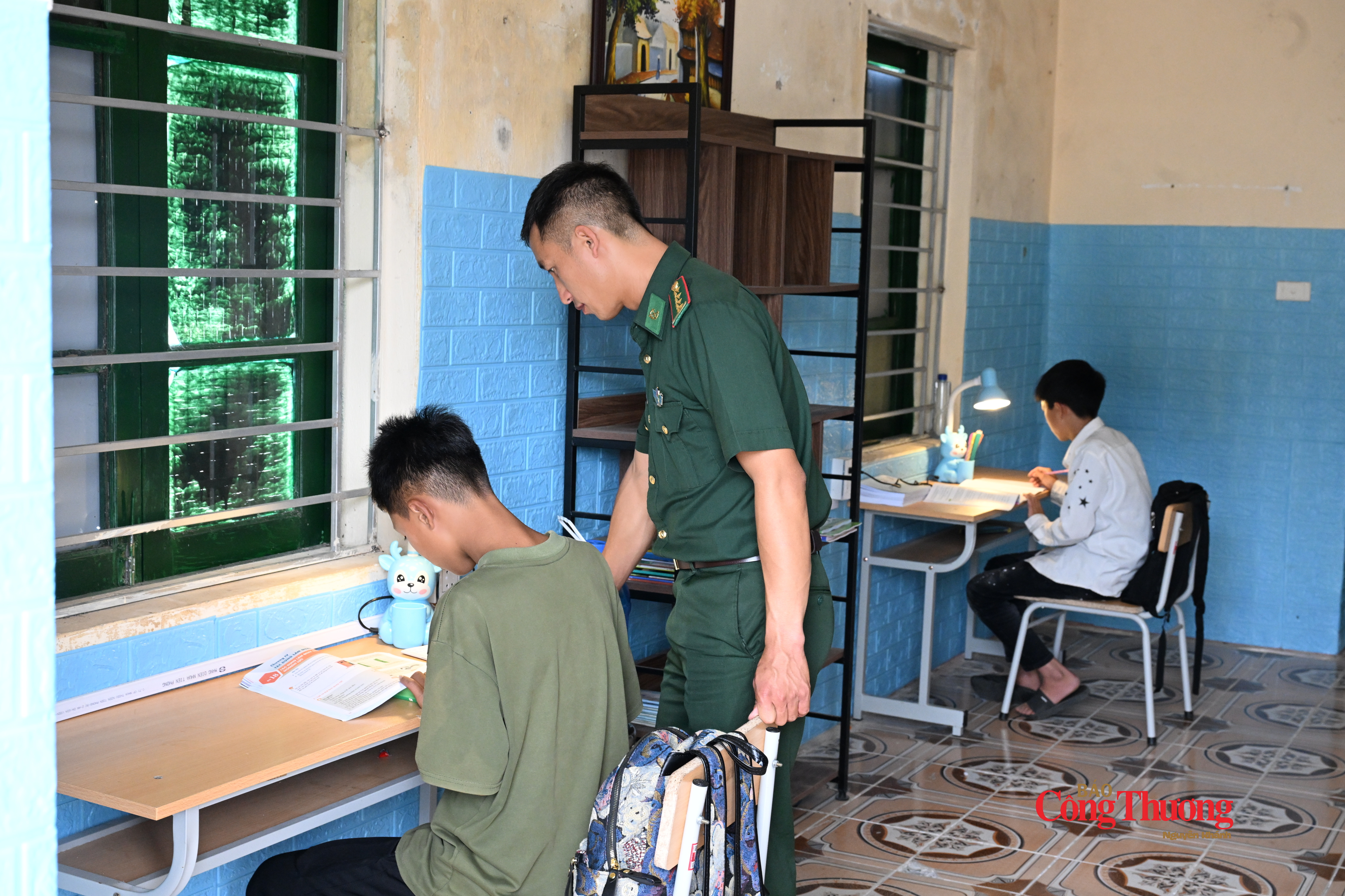 Đại úy Giàng A Trù, Đội trưởng Đội vận động quần chúng, Đồn Biên phòng Sì Lờ Lầu  hướng dẫn các con nuôi của đồn ôn tập bài vở trước khi tới lớp.