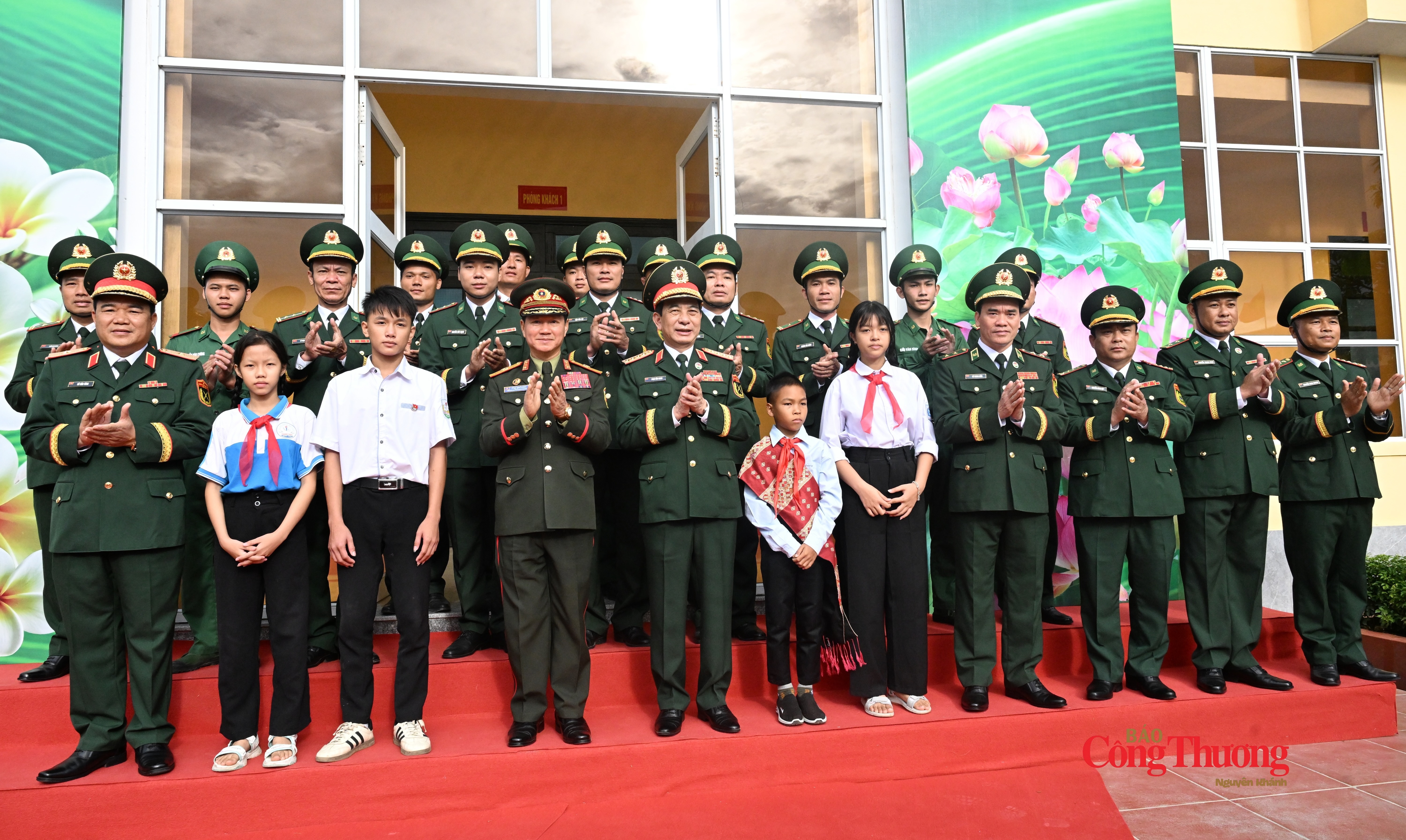Phó Thủ tướng, Bộ trưởng Bộ Quốc phòng hai nước Việt Nam - Lào cùng các đại biểu và con nuôi của đồn biên phòng trong khuôn khổ Giao lưu hữu nghị quốc phòng biên giới Việt - Lào lần 3.