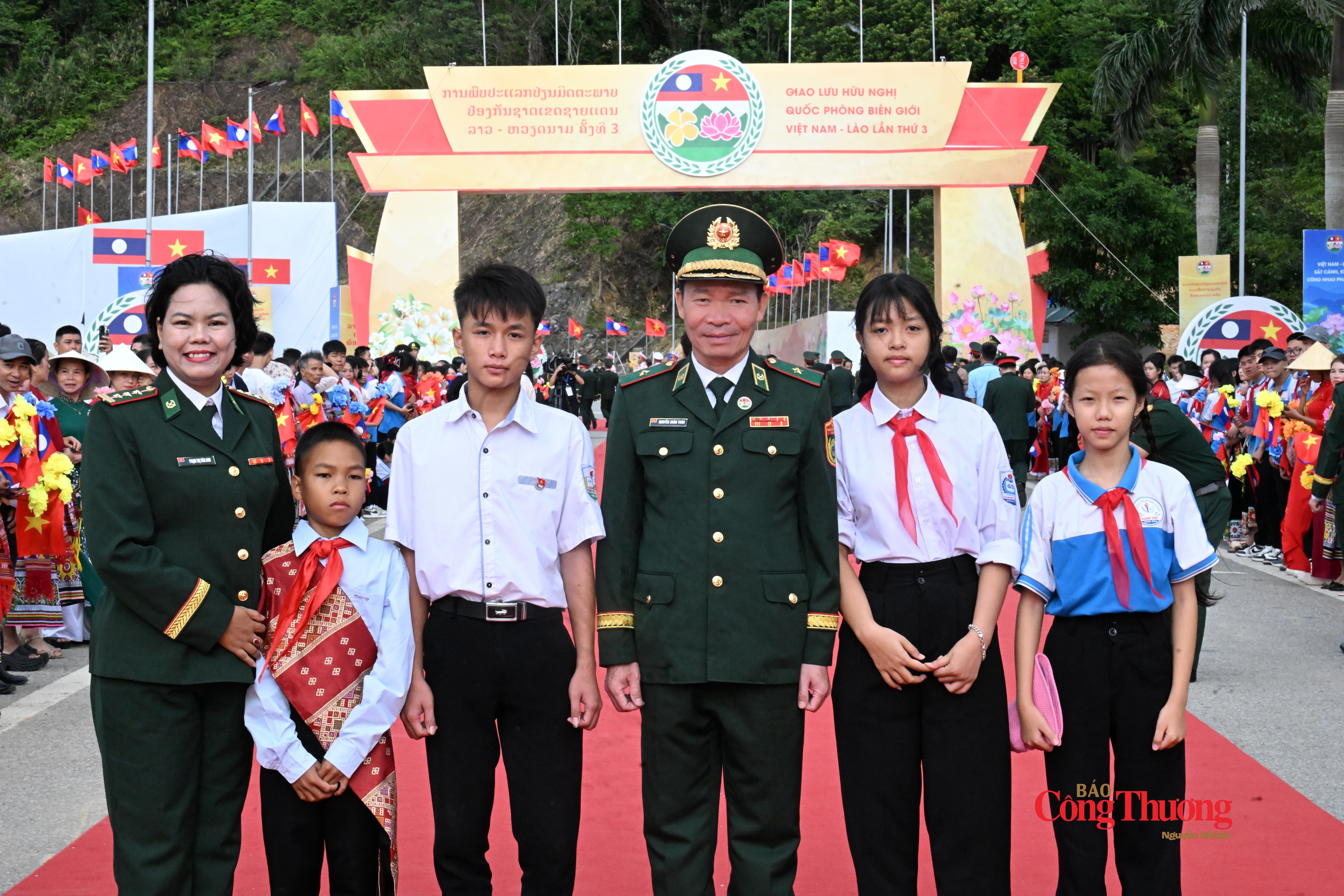 Thiếu tướng Nguyễn Xuân Toàn, Chủ nhiệm Chính trị Bộ đội Biên phòng bên các con nuôi của Đồn Biên phòng Cửa khẩu Thanh Thủy.