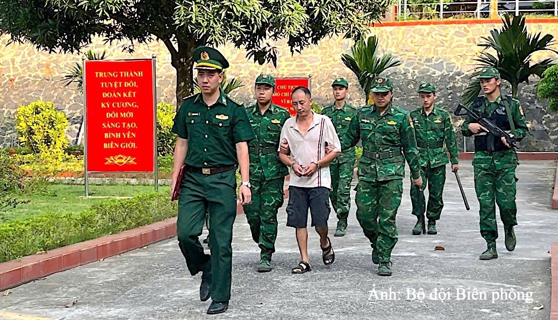 Các chiến sĩ Đồn Biên phòng Cửa khẩu quốc tế Lào Cai dẫn giải đối tượng.