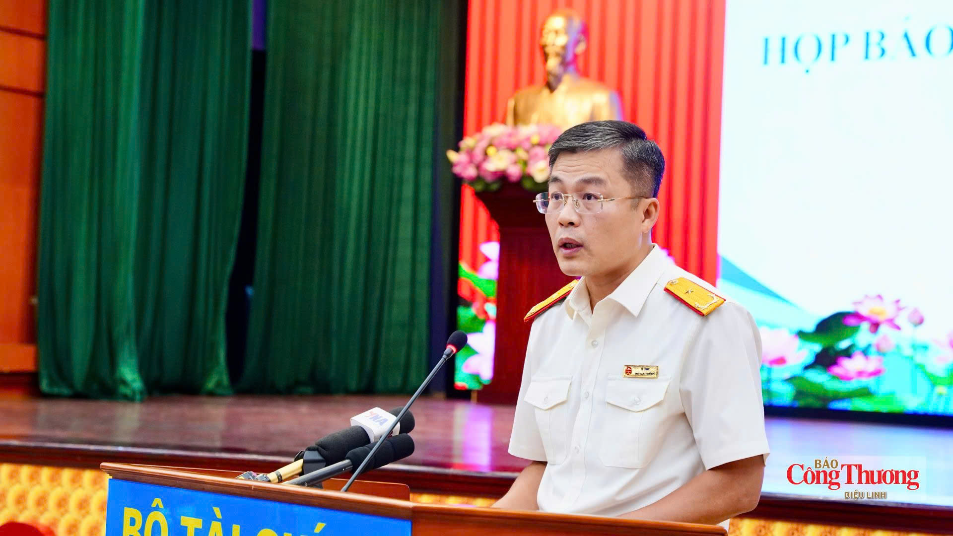 Ông Lê Long, Phó Cục trưởng Cục Thuế - Bộ Tài chính thông tin tại buổi họp báo.