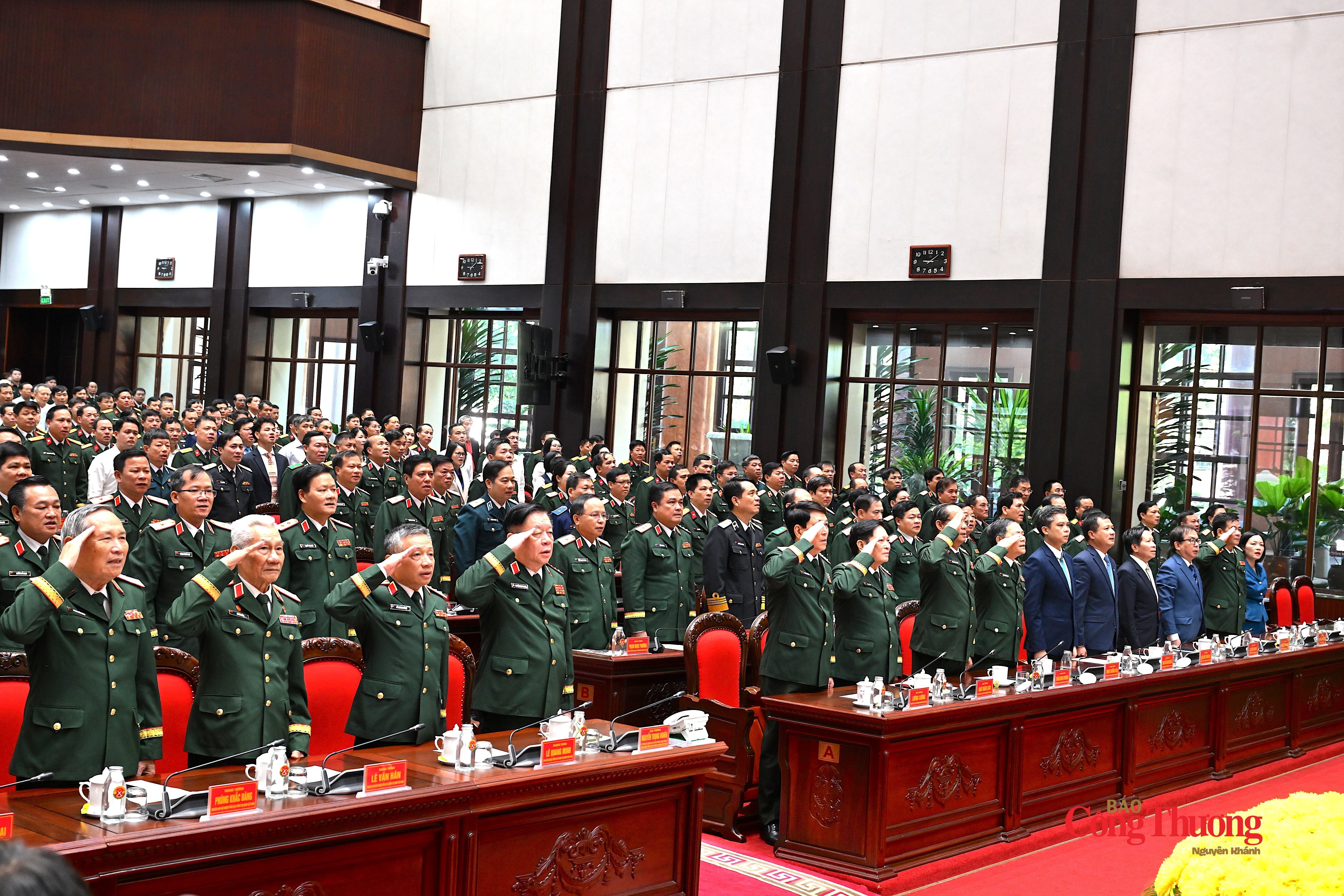 Đại biểu thực hiện nghi thức chào cờ tại Lễ đón nhận danh hiệu Anh hùng Lực lượng vũ trang nhân dân của Cục Tuyên huấn.