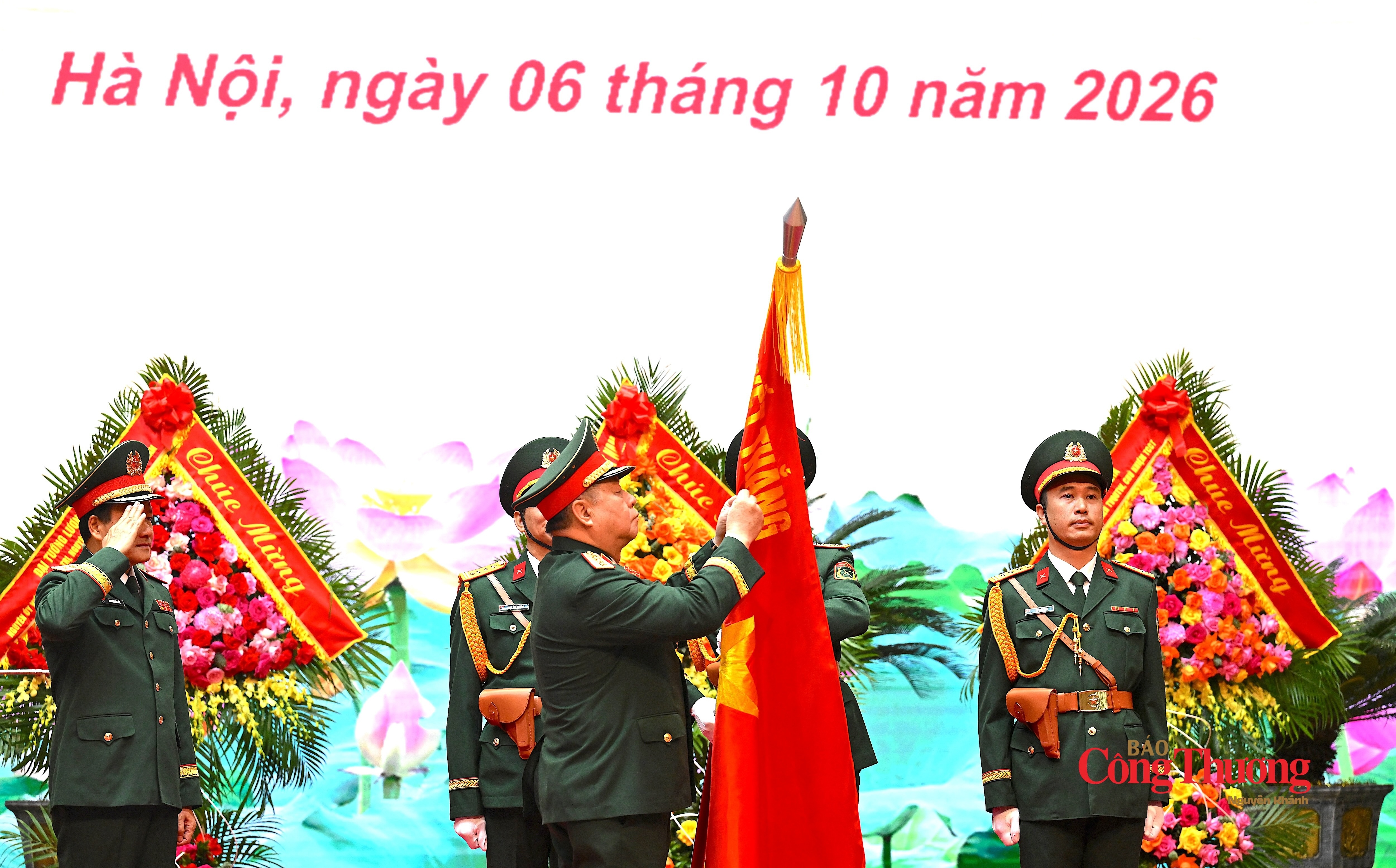 Đại tướng Nguyễn Trọng Nghĩa gắn danh hiệu Anh hùng Lực lượng vũ trang nhân dân lên Quân kỳ Quyết thắng của Cục Tuyên huấn.