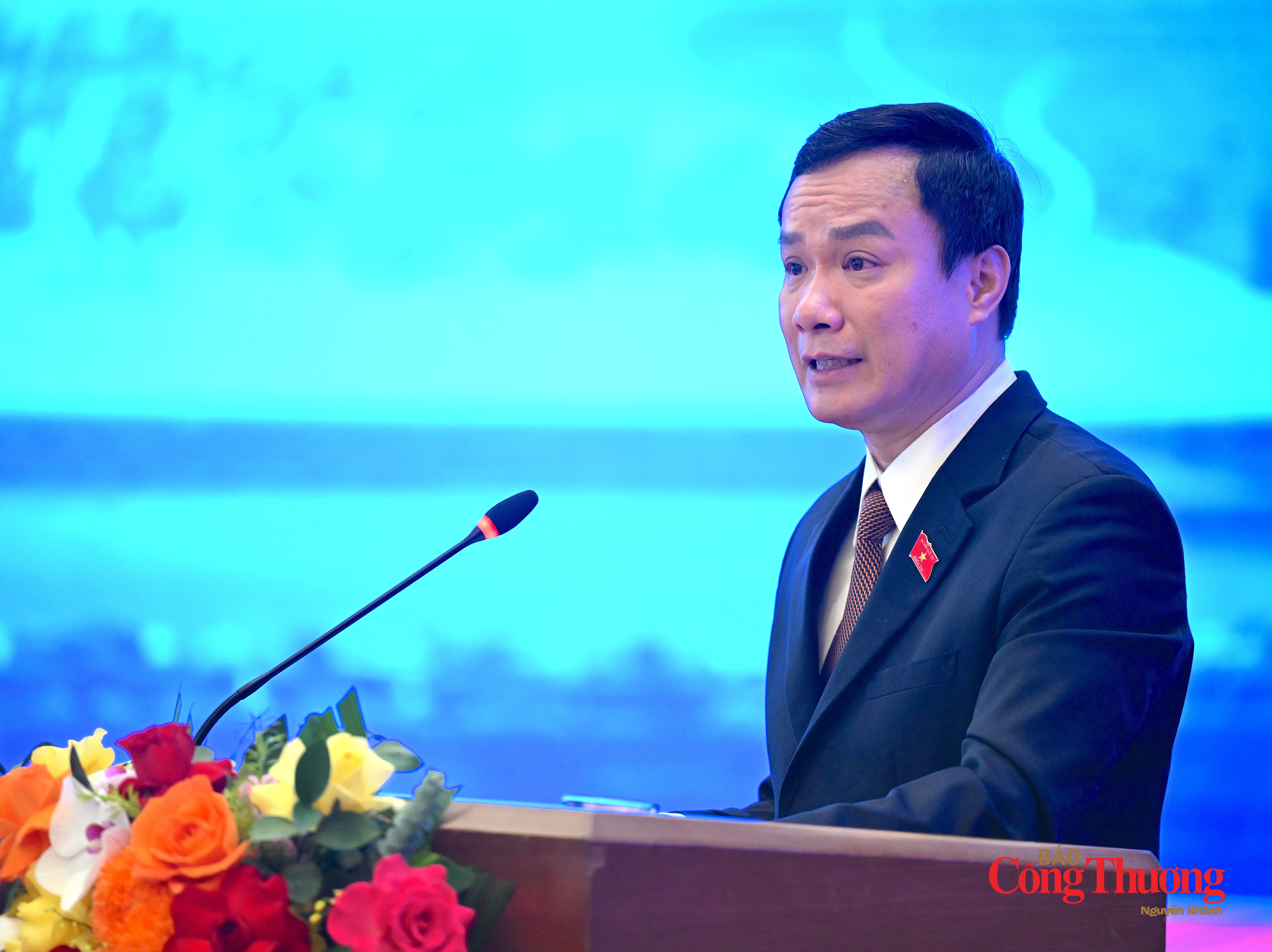PGS.TS Triệu Thế Hùng, Phó Chủ nhiệm Ủy ban Văn hóa và Xã hội của Quốc hội phát biểu tham luận tại hội thảo.