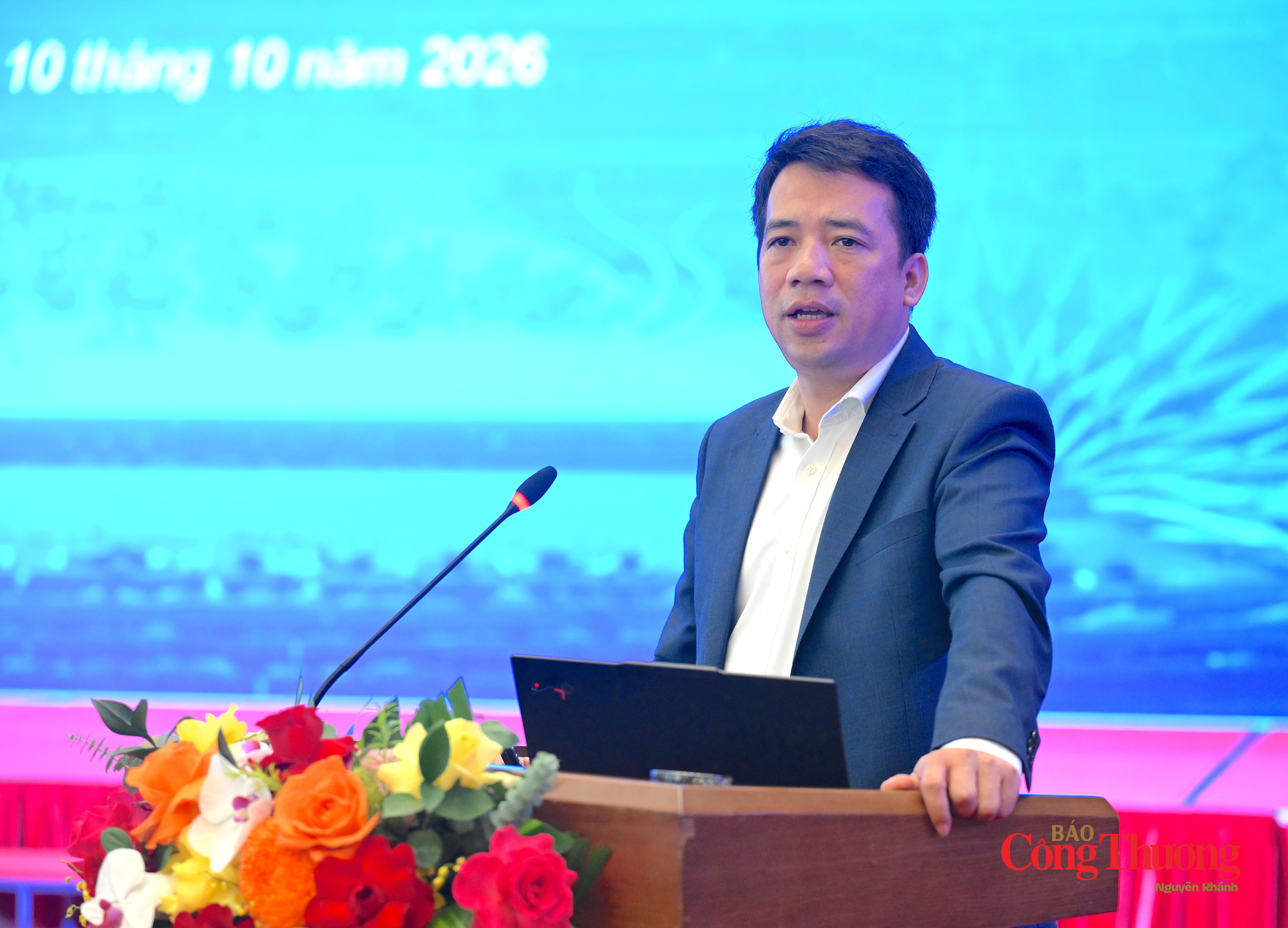 Ông Trần Hữu Thùy Giang, Phó Chủ tịch UBND thành phố Huế phát biểu tham luận tại hội thảo.