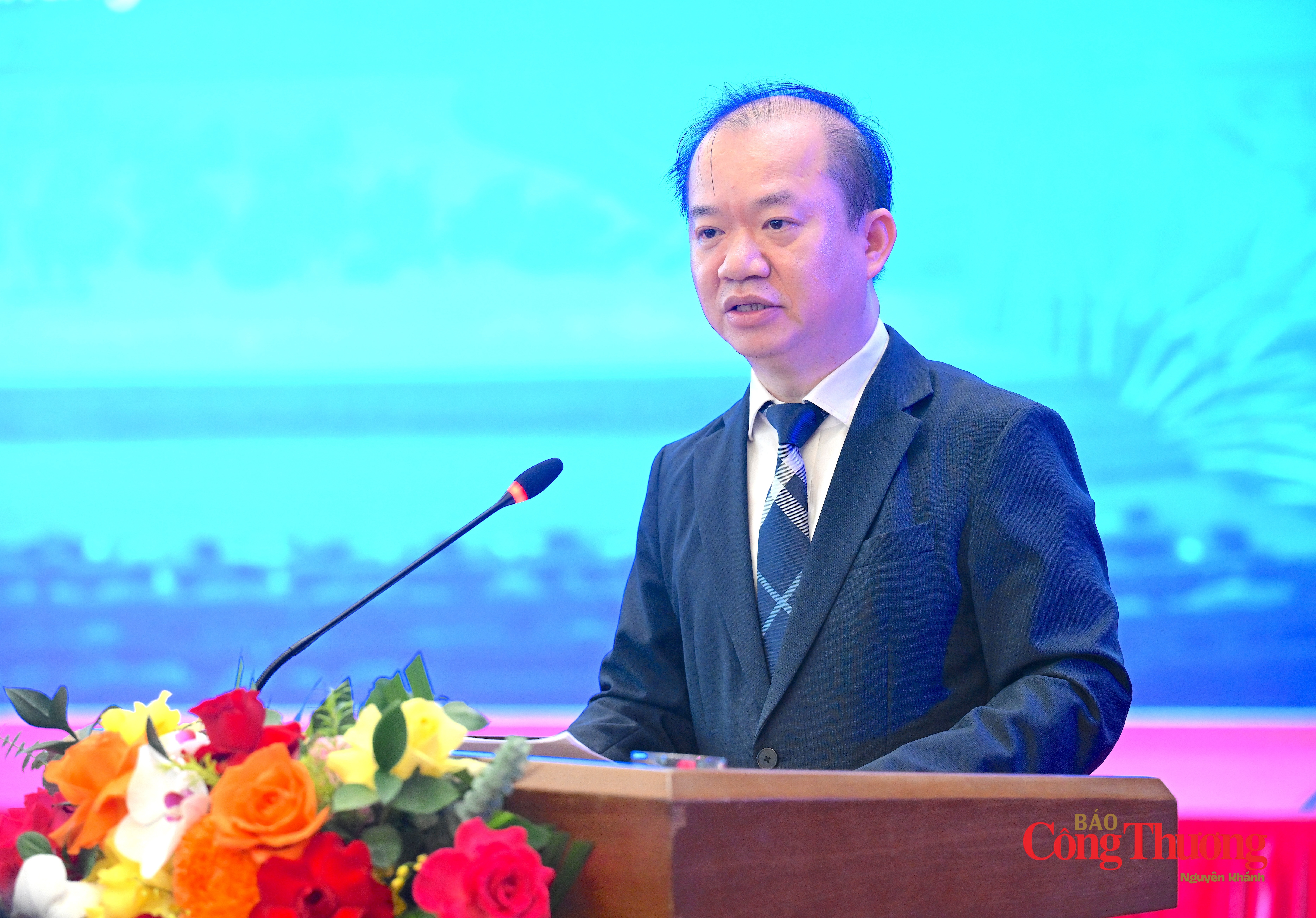 PGS.TS Bùi Hoài Sơn, Phó Trưởng Ban Tuyên giáo Trung ương phát biểu tham luận tại hội thảo.