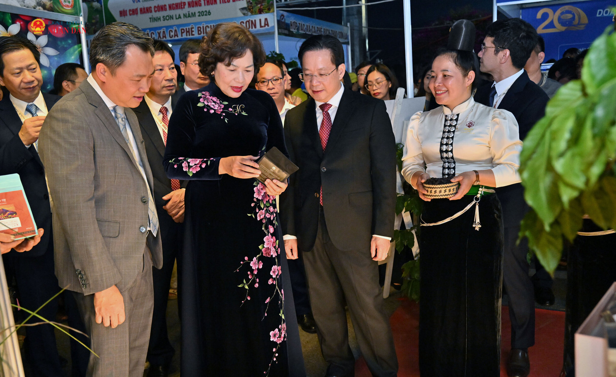 Trước giờ khai mạc lễ hội, Phó Chủ tịch Quốc hội Nguyễn Thị Hồng đã tham quan các gian hàng cà phê. Ảnh: Quang Khánh