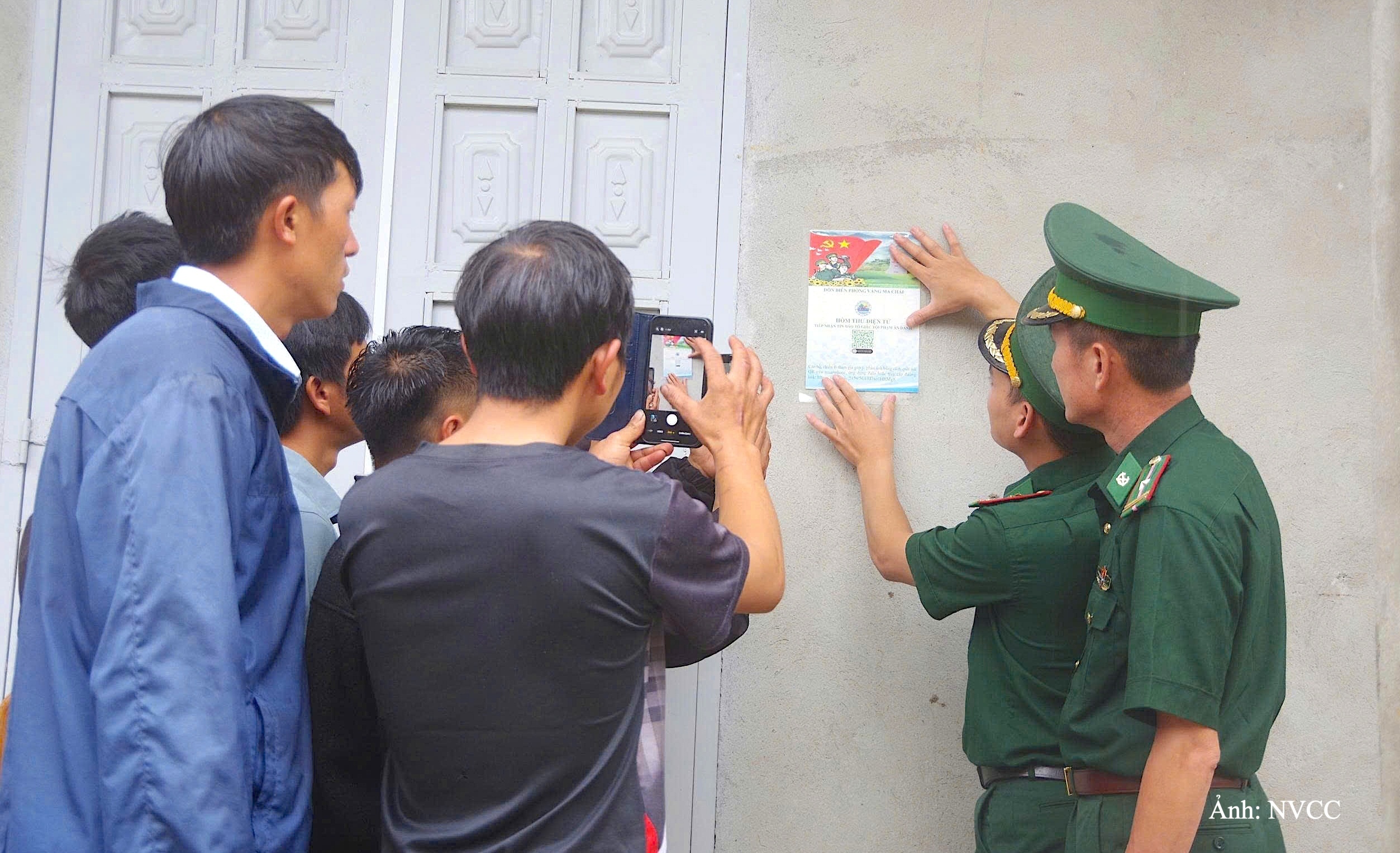 Thiếu tá Nguyễn Duy Khánh cùng tổ công tác hướng dẫn bà con sử dụng “Hòm thư điện tử tiếp nhận tin báo tố giác tội phạm ẩn danh”.