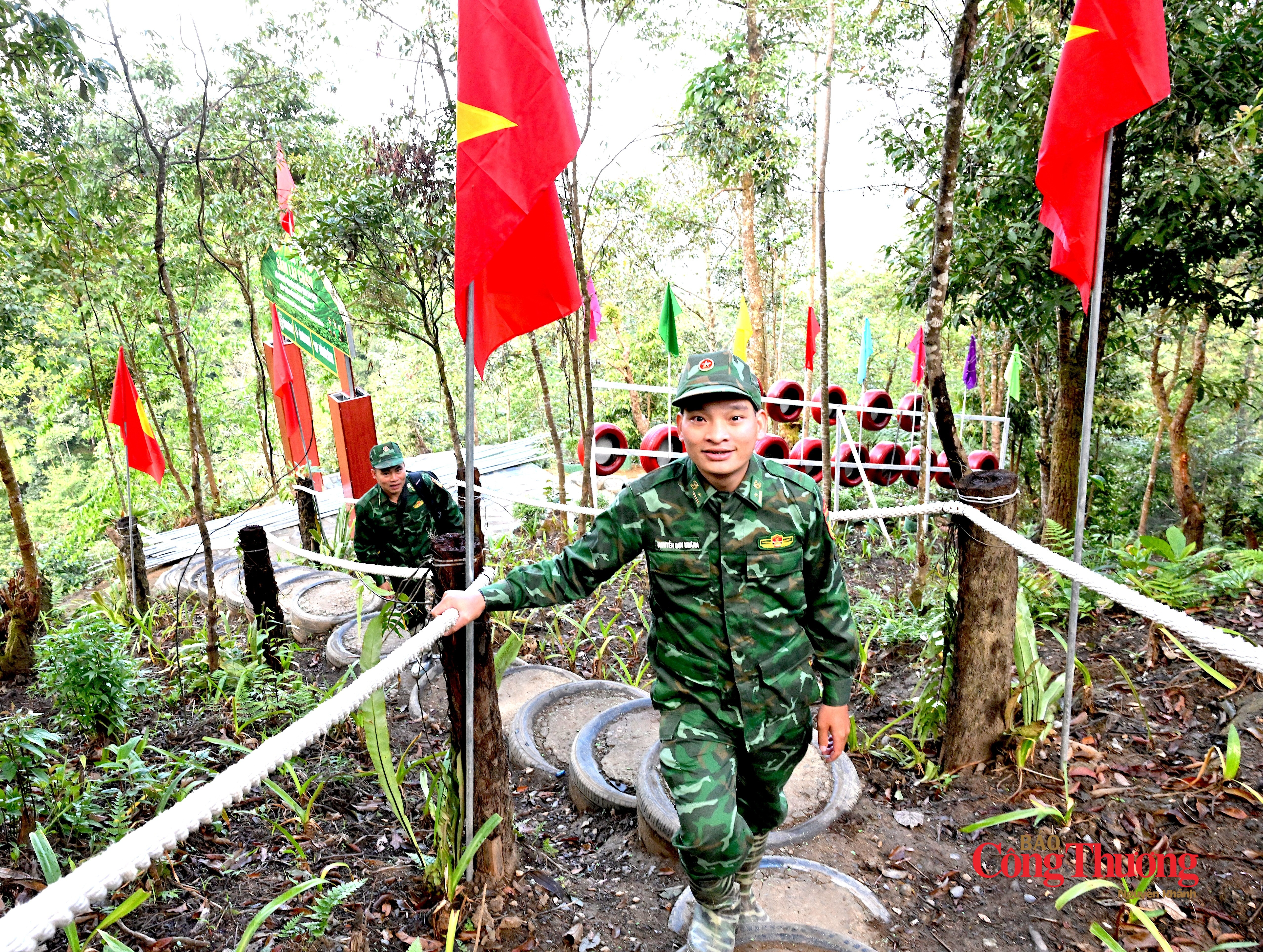 Thiếu tá Nguyễn Duy Khánh cùng đồng đội dẫn đường cho tác giả lên thăm mô hình trồng sâm tại bản Ngài Thầu, tháng 9/2026.