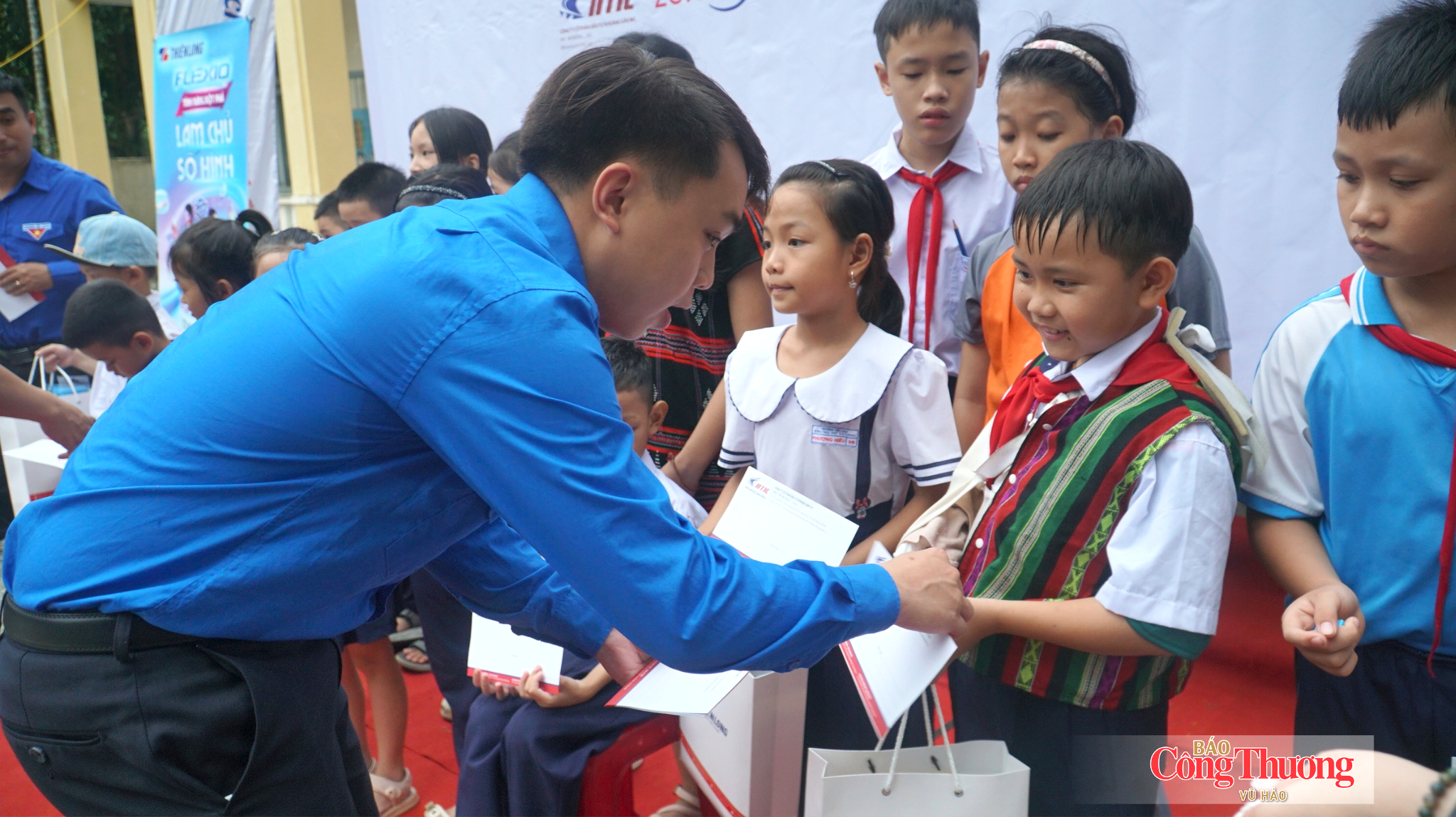 Đà Nẵng: ‘Lớp học reo vui’ đến điểm trường tại Tà Lang Giàn Bí