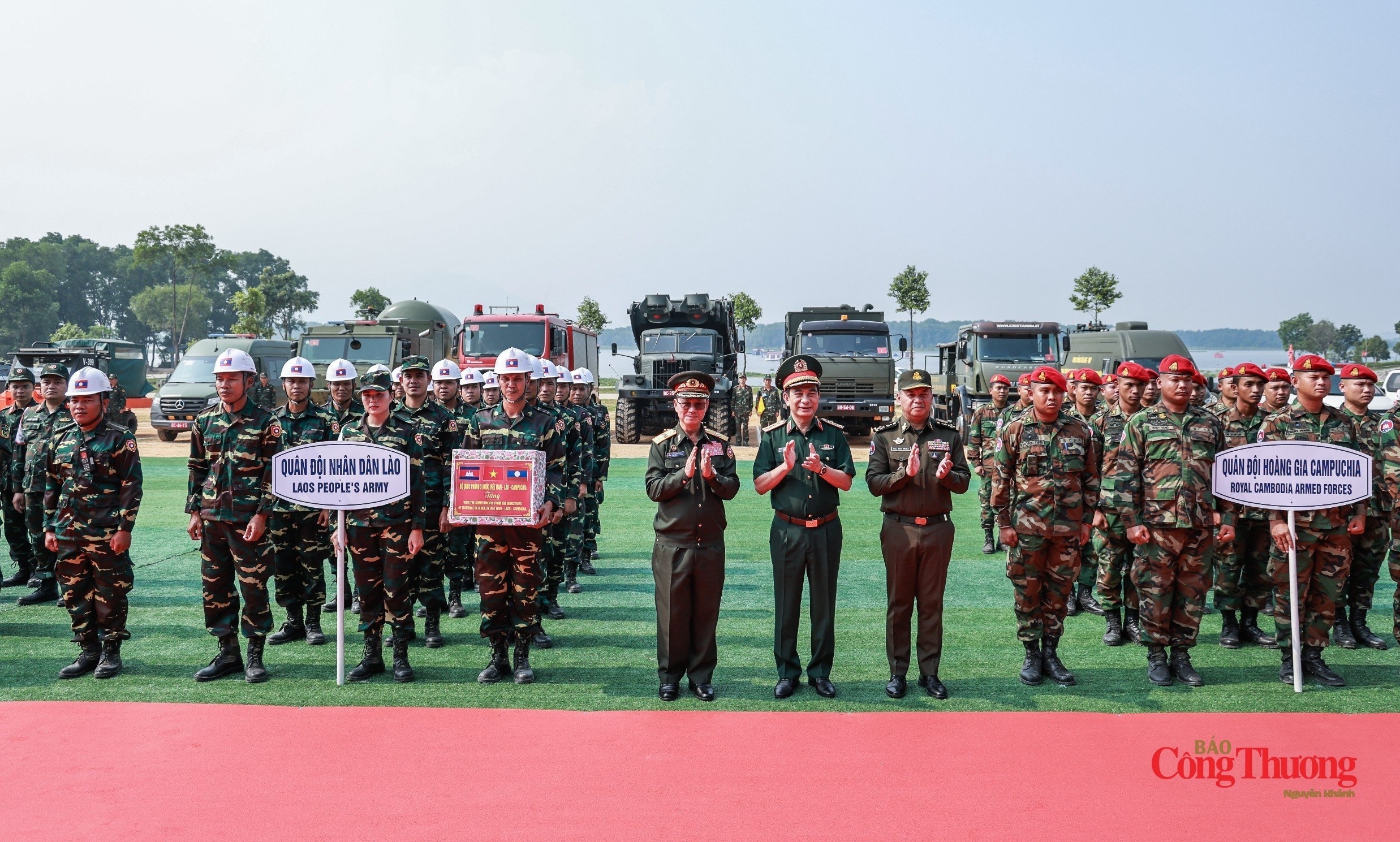 Đại tướng Khamliang Outhakaysone, Bộ trưởng Bộ Quốc phòng Lào; Đại tướng Phan Văn Giang, Bộ trưởng Bộ Quốc phòng Việt Nam; Đại tướng Tea Seiha, Bộ trưởng Bộ Quốc phòng Campuchia tặng quà quân đội 3 nước tham gia diễn tập.