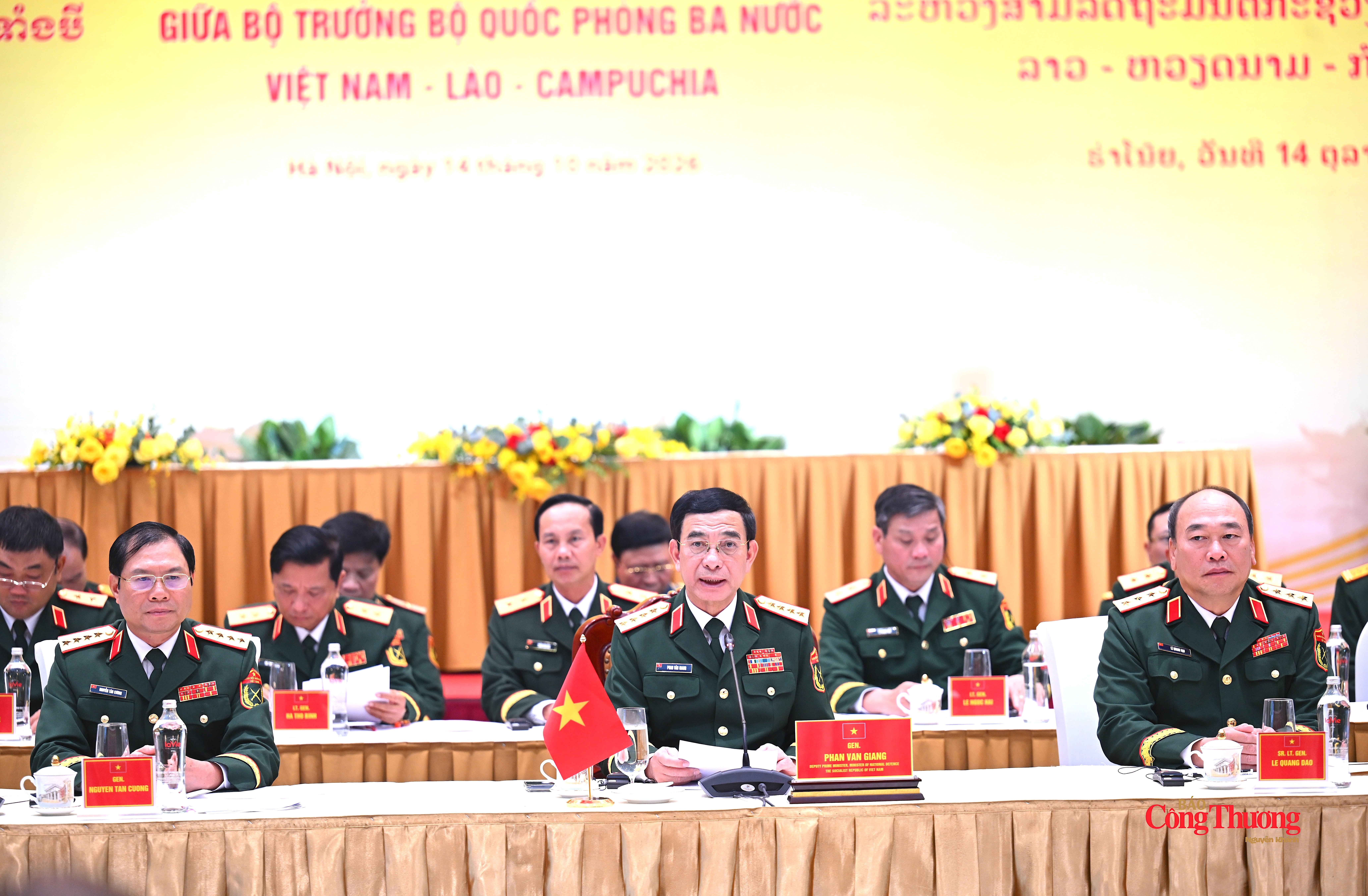 Đại tướng Phan Văn Giang, Ủy viên Bộ Chính trị, Phó Thủ tướng Chính phủ, Bộ trưởng Bộ Quốc phòng Việt Nam trao đổi tại cuộc gặp.
