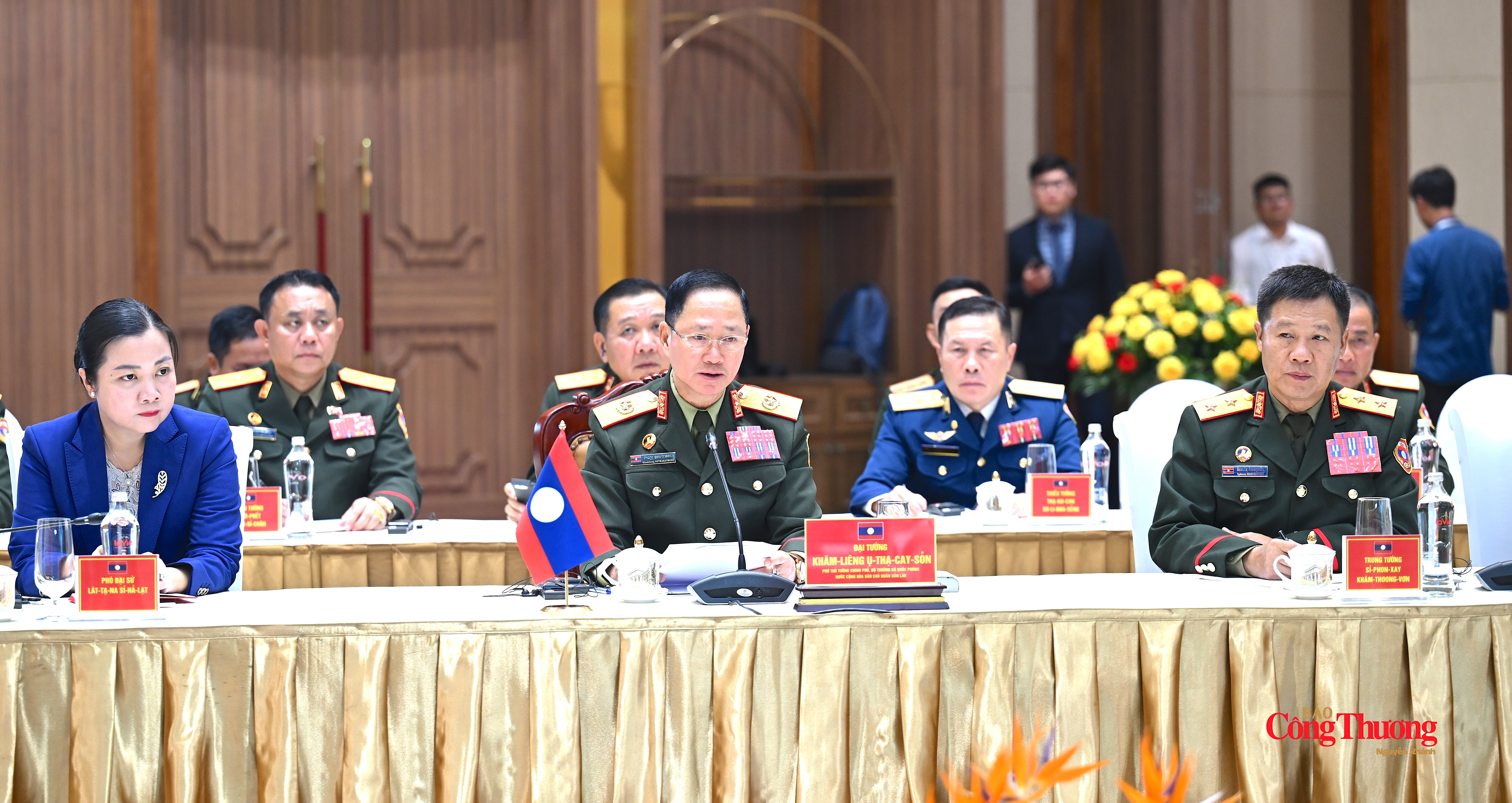 Đại tướng Khamliang Outhakaysone, Ủy viên Bộ Chính trị Ban Chấp hành Trung ương Đảng Nhân dân Cách mạng Lào trao đổi tại cuộc gặp.