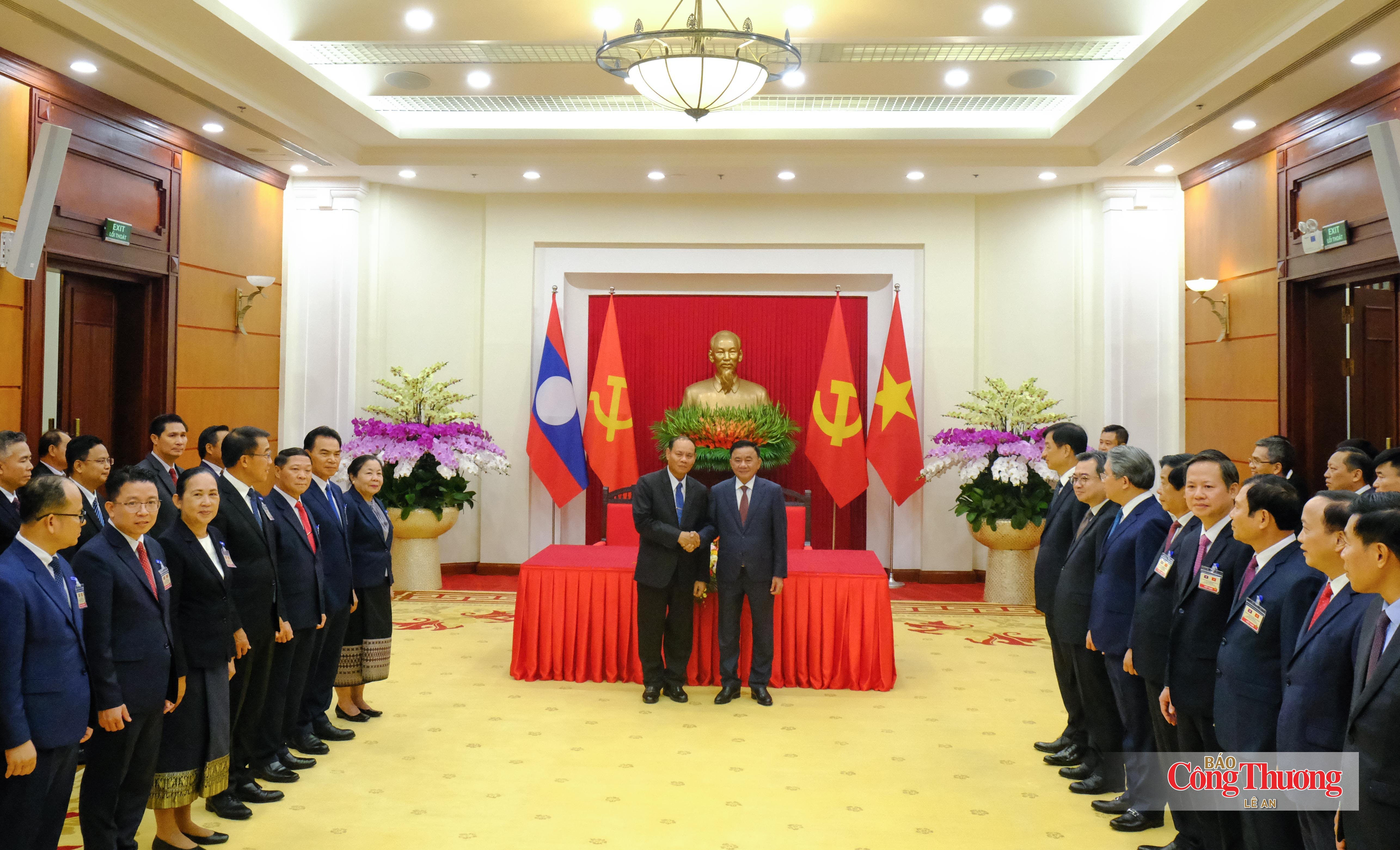 Thường trực Ban Bí thư Trần Cẩm Tú và Thường trực Ban Bí thư Trung ương Đảng Nhân dân Cách mạng Lào Vilay Lakhamphong chụp ảnh chung cùng đoàn Đại biểu cấp cao
