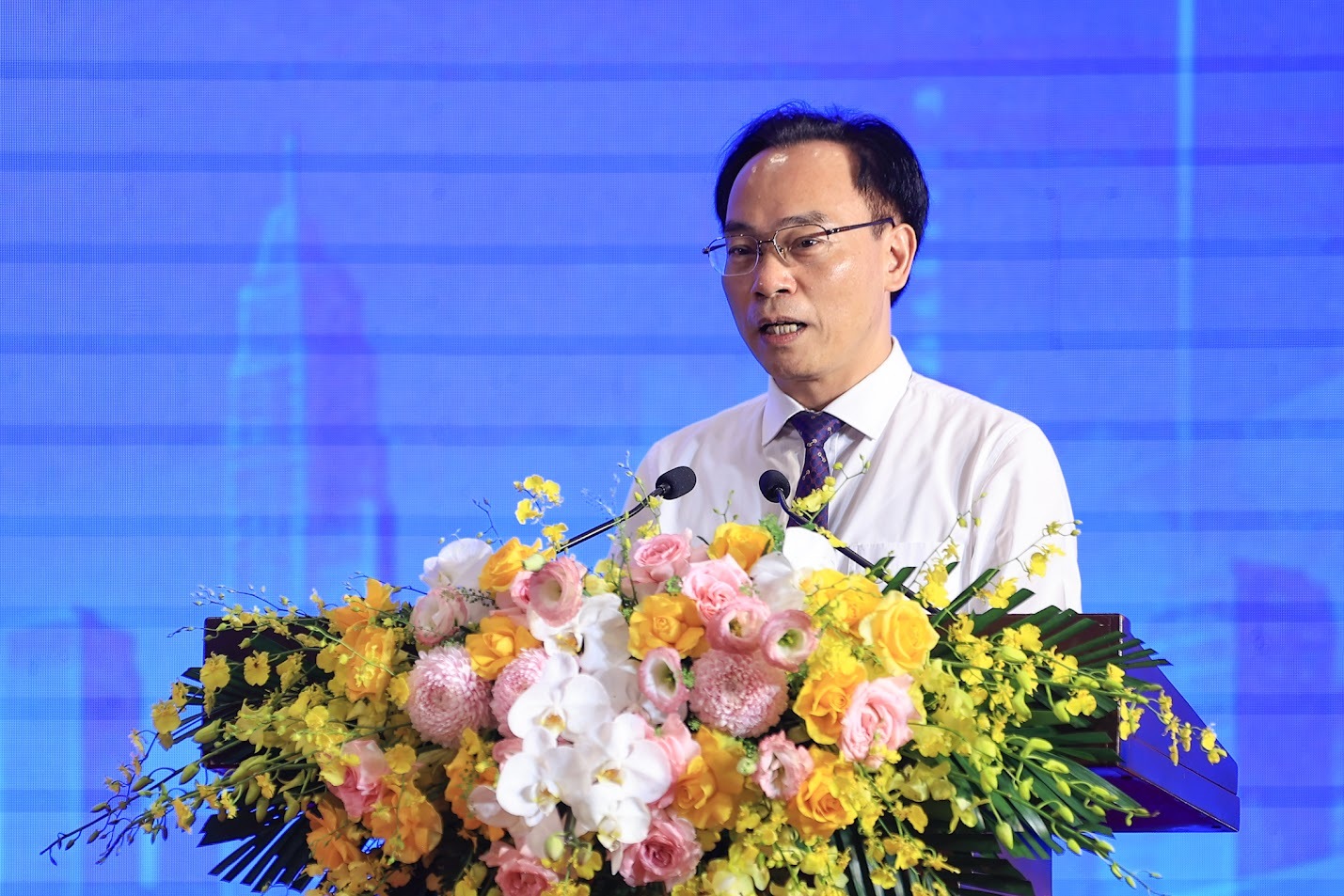 Bộ trưởng Bộ GD&ĐT Hoàng Minh Sơn trả lời câu hỏi của đại biểu Khổng Yến Chi, sinh viên chuyên ngành Kinh tế đầu tư, Học viện Ngân hàng, về vấn đề làm chủ AI - Ảnh: chinhphu.vn/Nhật Bắc