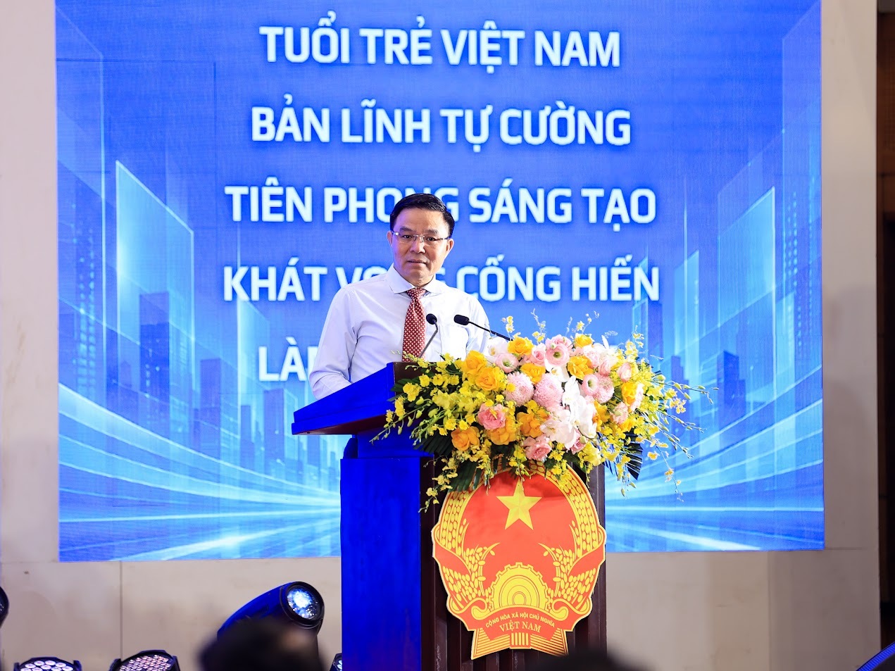 Bộ trưởng Bộ Công Thương Lê Mạnh Hùng trao đổi cùng đại biểu Nguyễn Bá Thái, Giám đốc Công ty Cổ phần Madin Chem - Ảnh: chinhphu.vn/Nhật Bắc