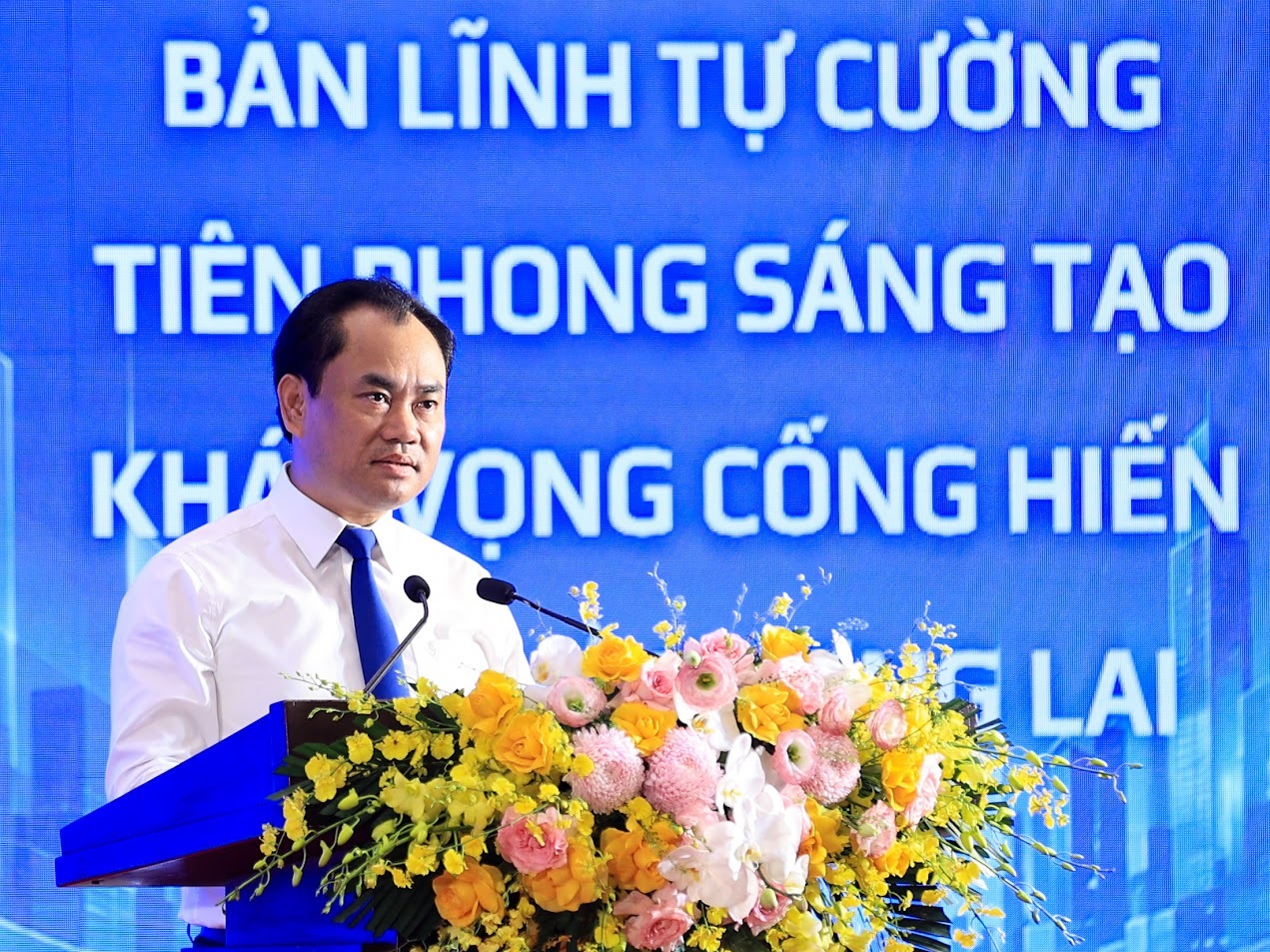 Bộ trưởng Bộ Nông nghiệp và Môi trường Trịnh Việt Hùng trả lời câu hỏi của đại biểu Hồ Hoàng Hiếu, Giám đốc công ty TNHH Dịch Vụ- Đầu tư - Phát triển An Gia (Thành phố Hồ Chí Minh) - Ảnh: chinhphu.vn/Nhật Bắc