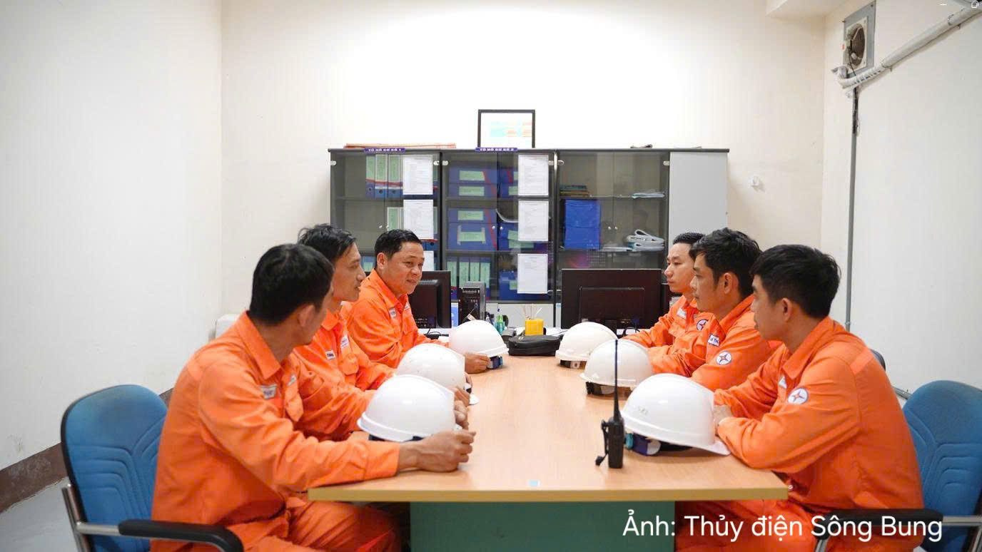 Người lao động Công ty Thủy điện Sông Bung trao đổi, chia sẻ kinh nghiệm trong quá trình vận hành tại Nhà máy.