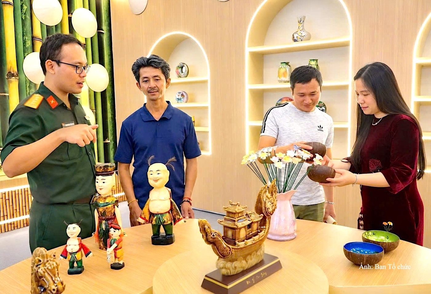 Khu trưng bày Không gian văn hóa Việt Nam nổi bật với các sản phẩm thủ công mỹ nghệ.