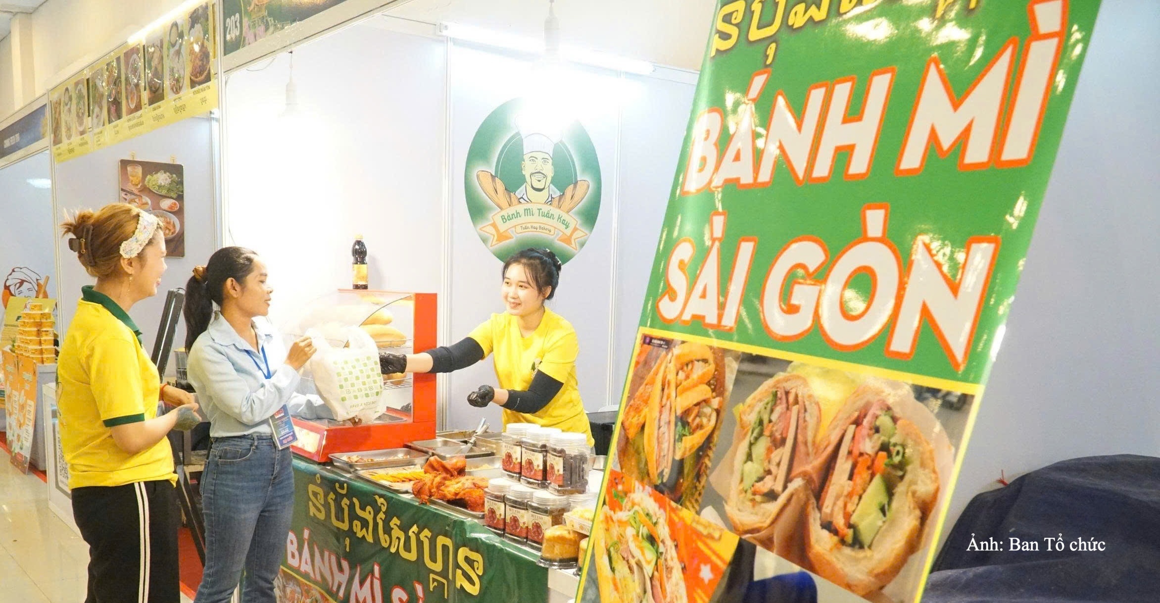Món “bánh mì Sài Gòn” được khách tham quan nước bạn đón nhận.