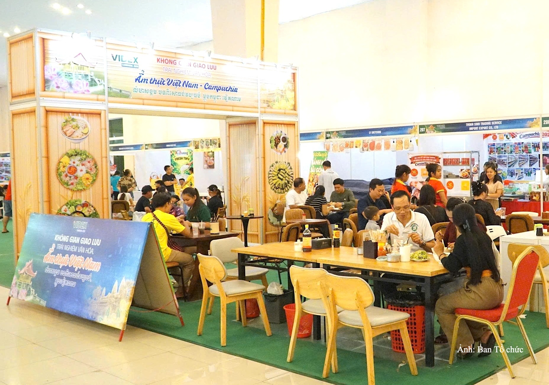 Không gian giao lưu ẩm thực tại sự kiện.