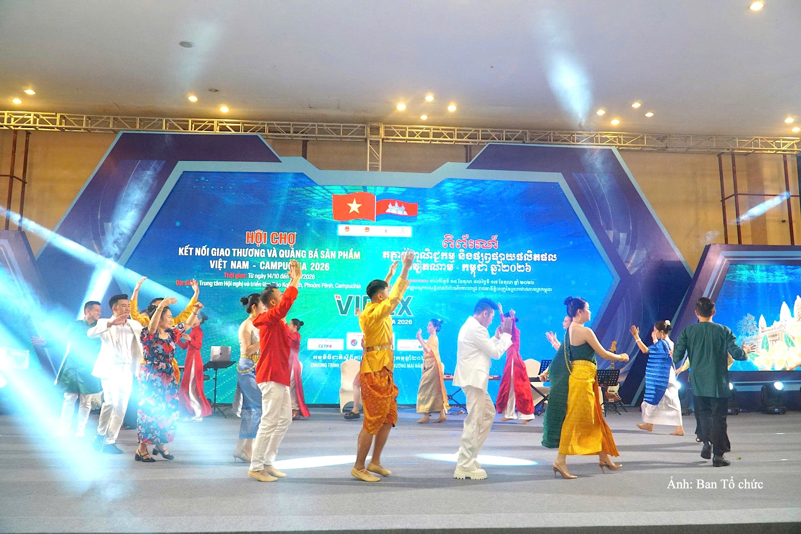 Đoàn văn công Quân khu 9 trình diễn tiết mục văn nghệ giao lưu các điệu múa truyền thống hai nước.