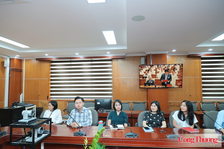 Các đồng chí đảng viên một số đơn vị, tổ chức tham dự học tập nghị quyết tại điểm cầu Bộ Công Thương - 54 Hai Bà Trưng, Hà Nội