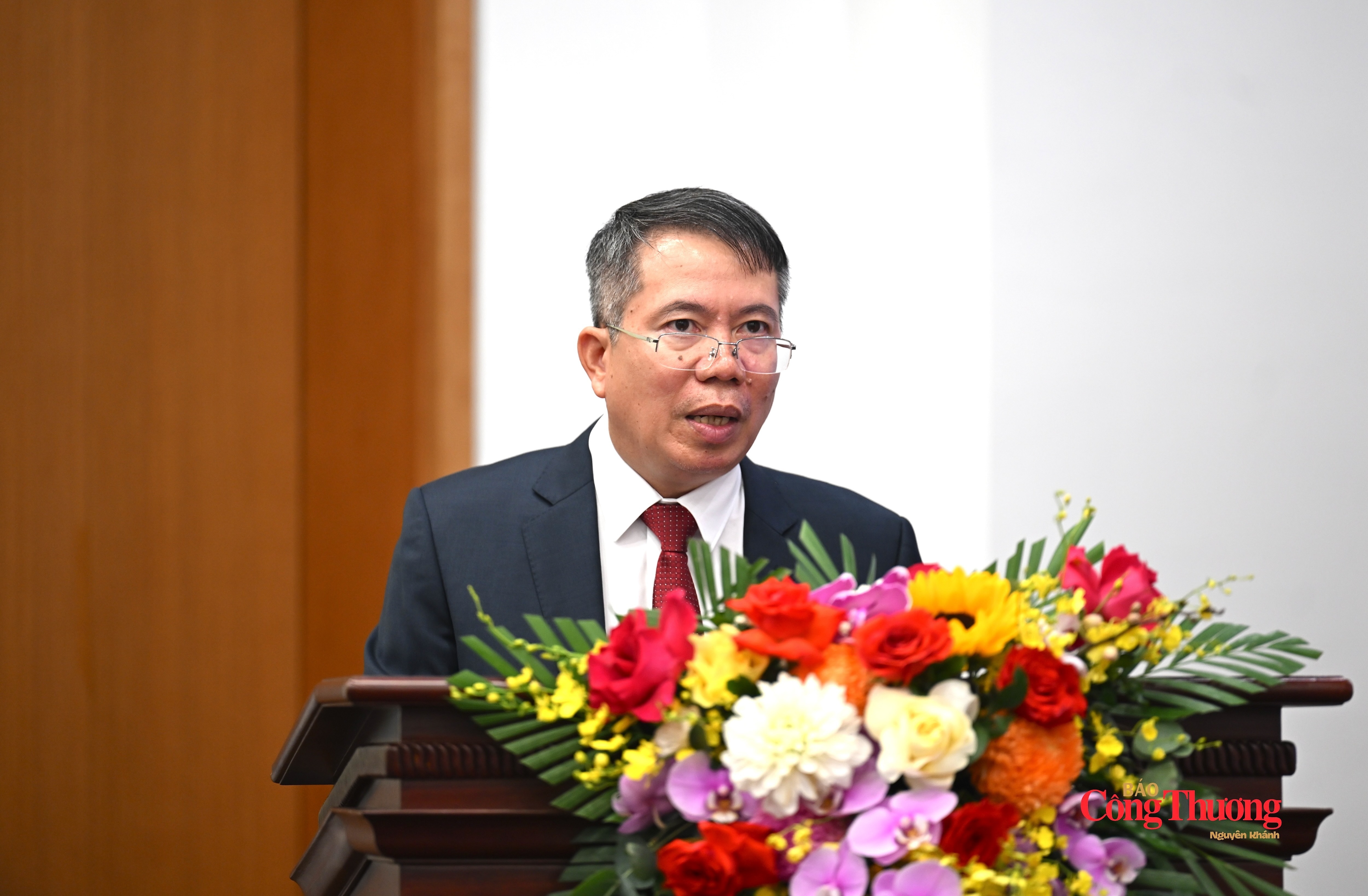 Phó Chủ nhiệm Văn phòng Quốc hội Nguyễn Văn Hiển thông tin tại họp báo.