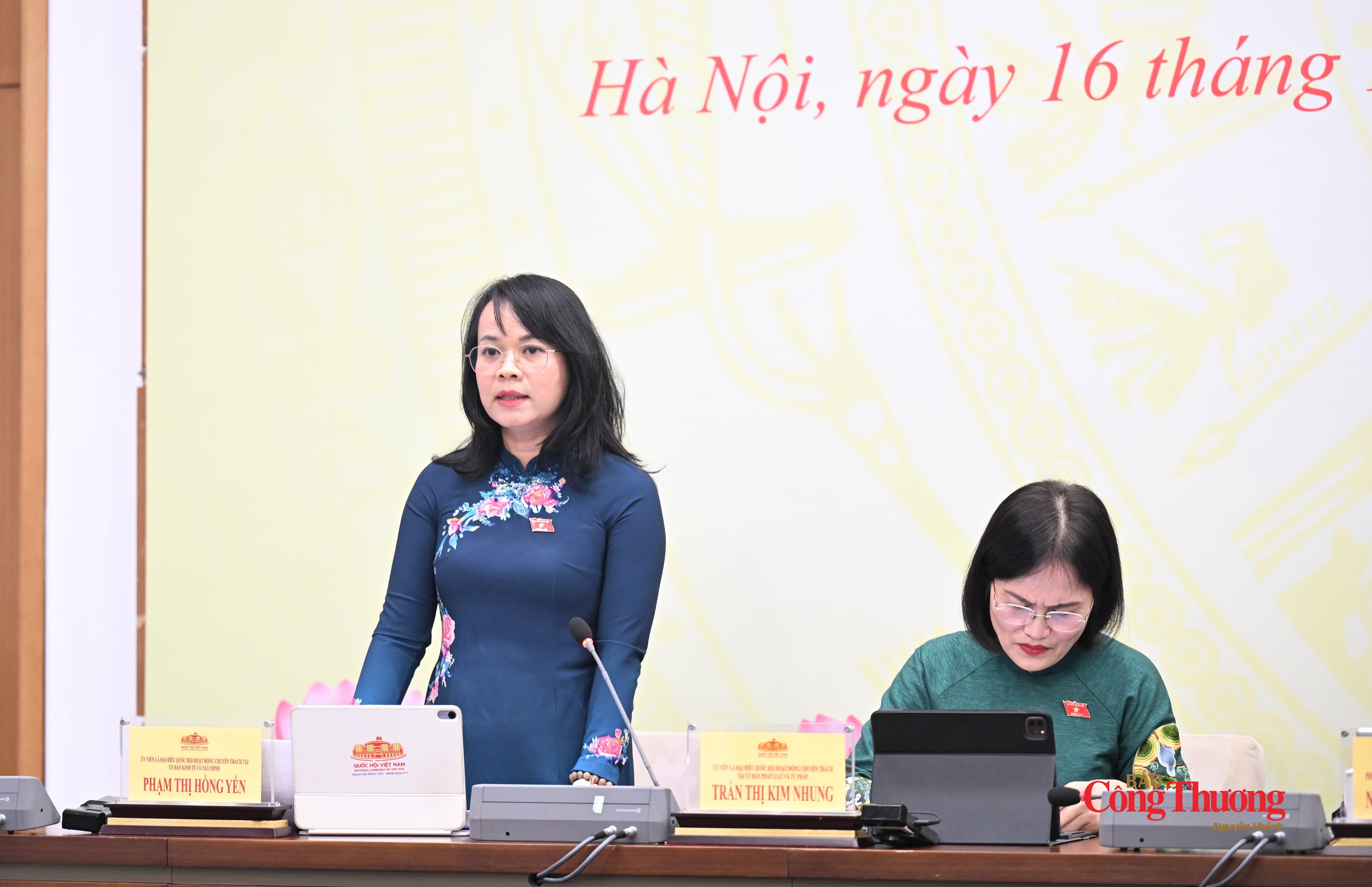 Bà Phạm Thị Hồng Yến, Ủy viên là đại biểu chuyên trách Ủy ban Kinh tế và Tài chính của Quốc hội thông tin tại họp báo.