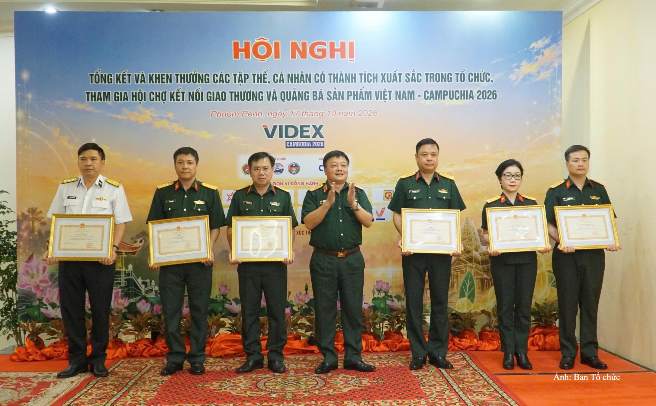 Ban Tổ chức đã biểu dương 20 tập thể và 30 cá nhân có thành tích xuất sắc trong tổ chức và tham gia Hội chợ.